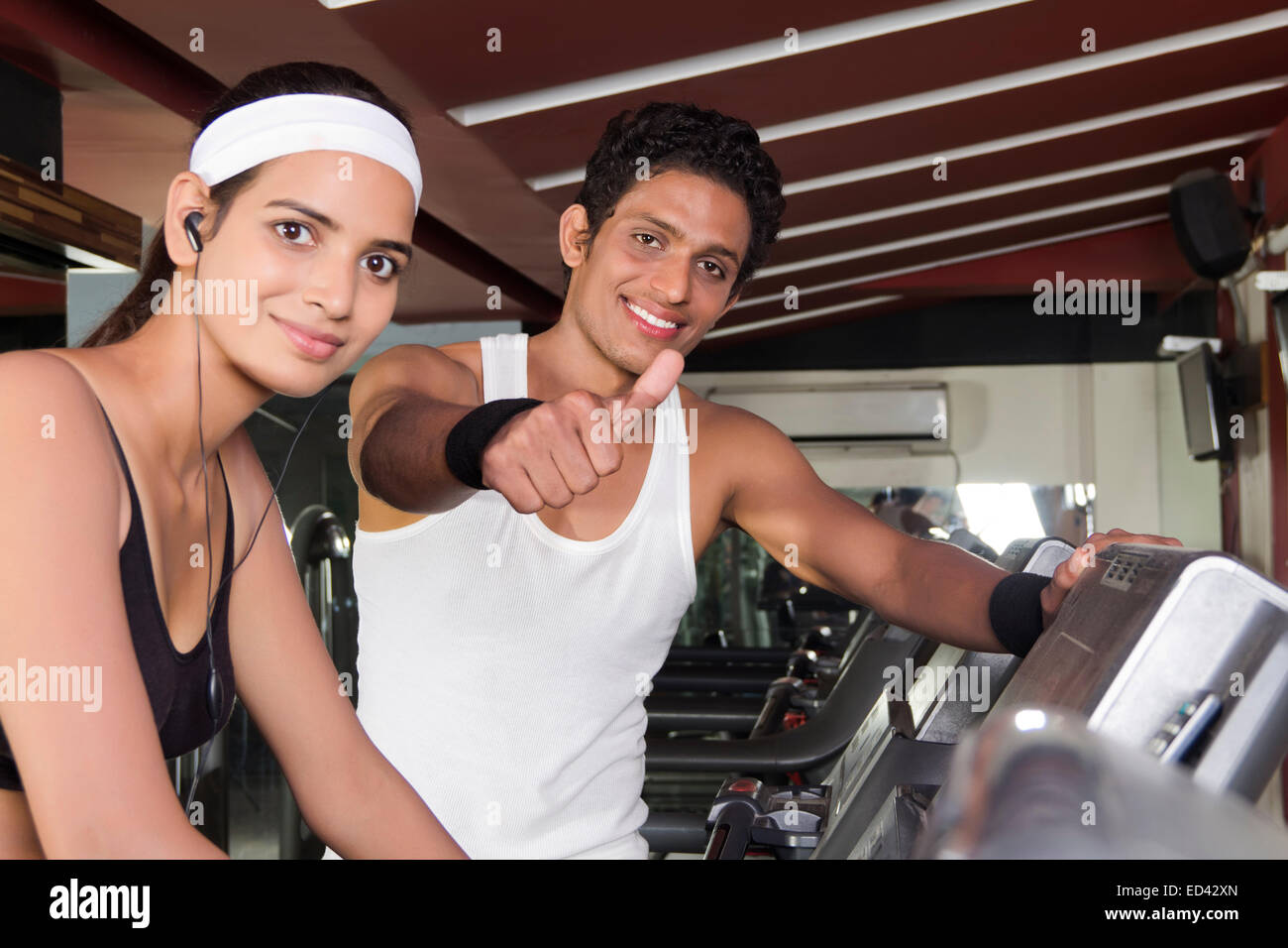 Indian allenatore sportivo e lady mulino del battistrada in esecuzione Foto Stock