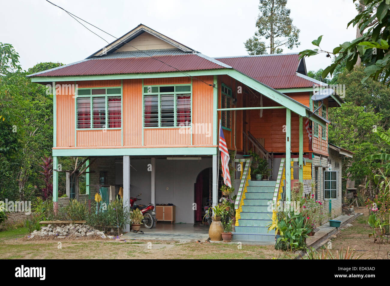 Malese moderna casa in legno su pilastri in campagna vicino a Taiping, Perak, Malaysia Foto Stock