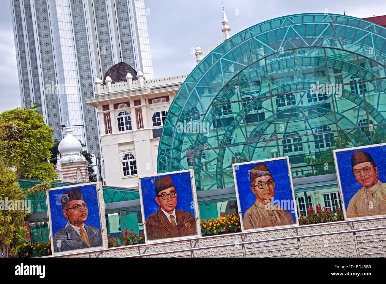 Mosaici mostrano i ritratti del passato e del presente Malaysian primi ministri a Merdeka Square nella città di Kuala Lumpur in Malesia Foto Stock