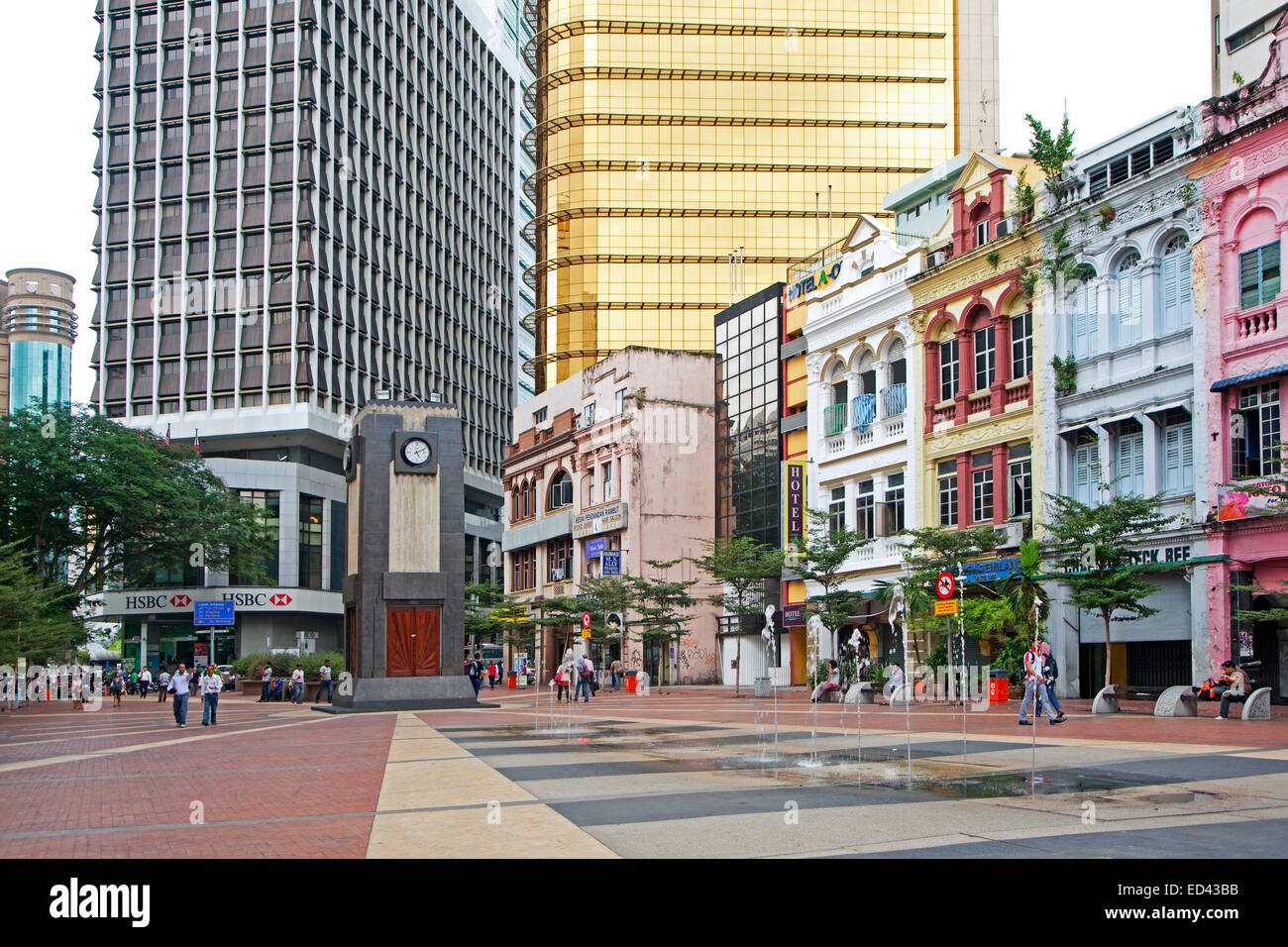 I moderni grattacieli, la Piazza del Mercato di clock tower e botteghe neoclassico rivolta verso Medan Pasar a Kuala Lumpur in Malesia Foto Stock