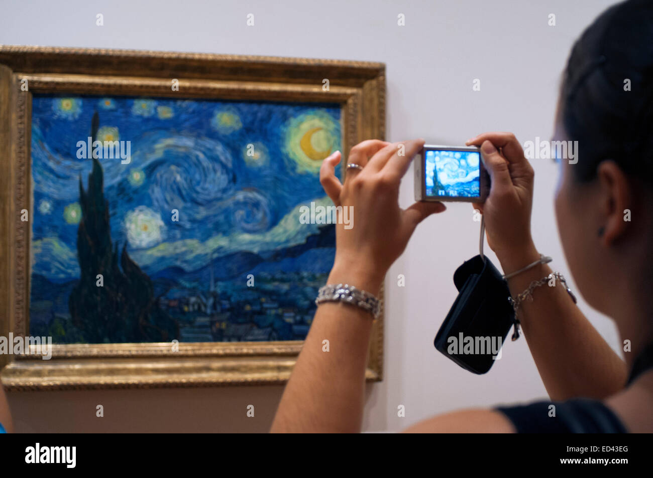 Scattare foto in "Rimani Notte' di Van Gogh presso il Museo di Arte Moderna (MOMA) . Notte stellata è un olio su tela paintin Foto Stock