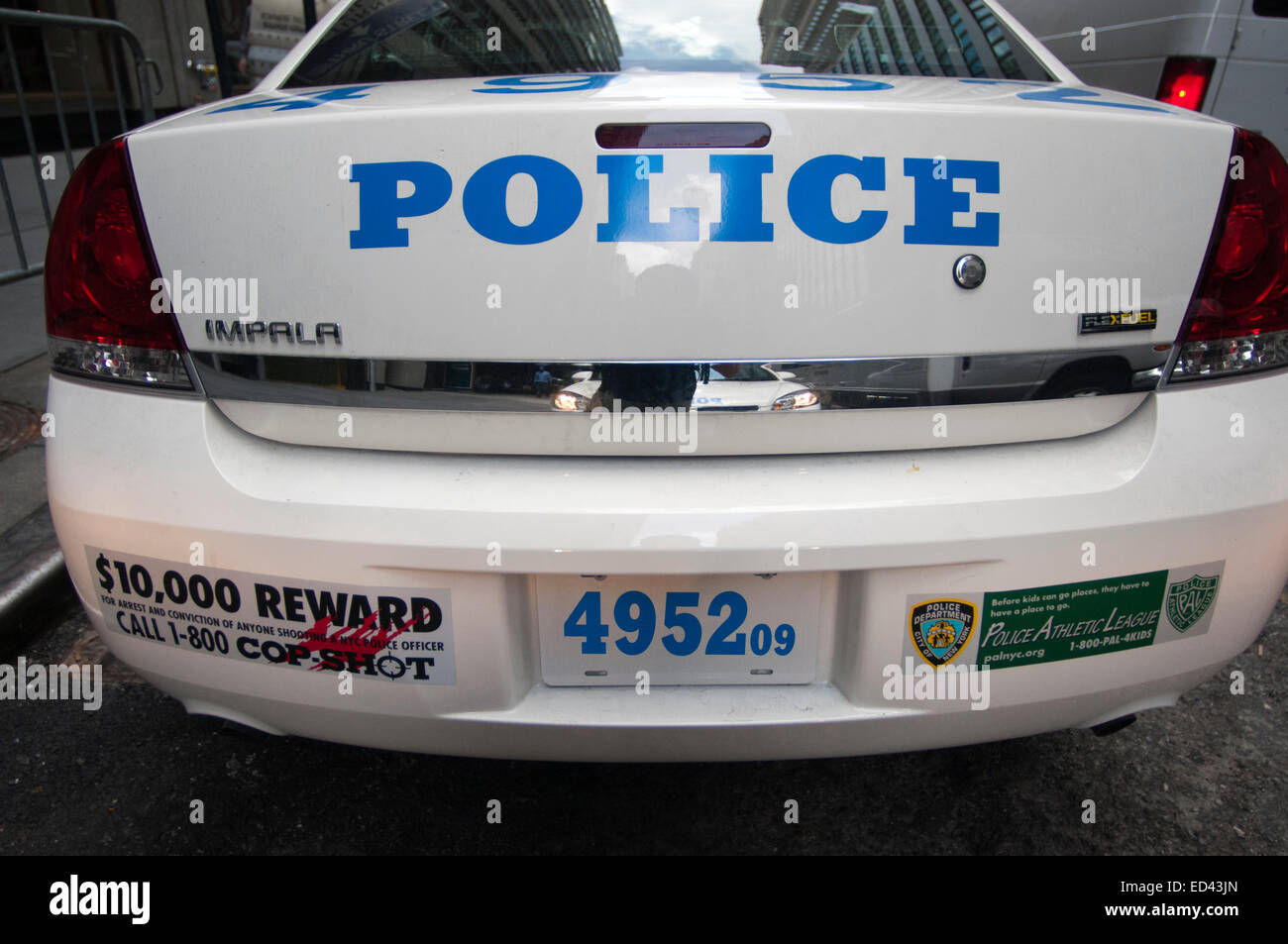 Retro del New York Police Department auto con 1 800 COP SHOT ricompensa messaggio USA. Cop Shot il parafango adesivo sul retro di una New York Foto Stock