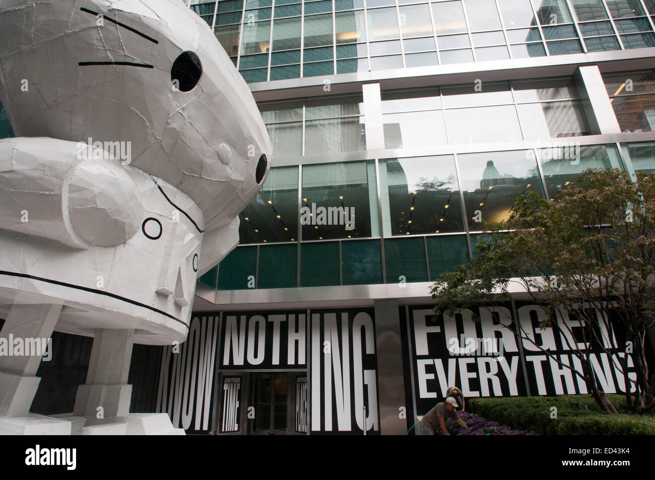 Grande bianco hello kitty a Lever House building in Park Avenue. New York. NYC. Stati Uniti d'America. Barbara Kruger di installazione presso la leva Hou Foto Stock
