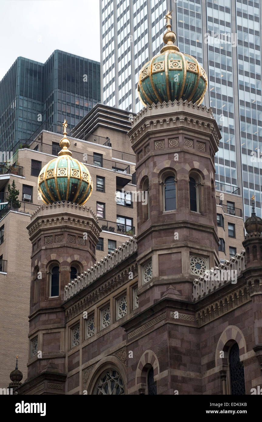 Sinagoga centrale 652 Lexington Avenue e la 55th Street. Telefono 212-838-5122. (Tue-Wed 12:00 alle 2:00 p.m. Wed 24:45 visite guidate). Essa è la più antica sinagoga nella città ancora aperti al pubblico. Il miglior tempio è considerato il neo-stile moresco e fu costruito nel 1872 dall'architetto Henry Fernabach, ma è stata restaurata nel 1999 dopo un grave incendio. Foto Stock