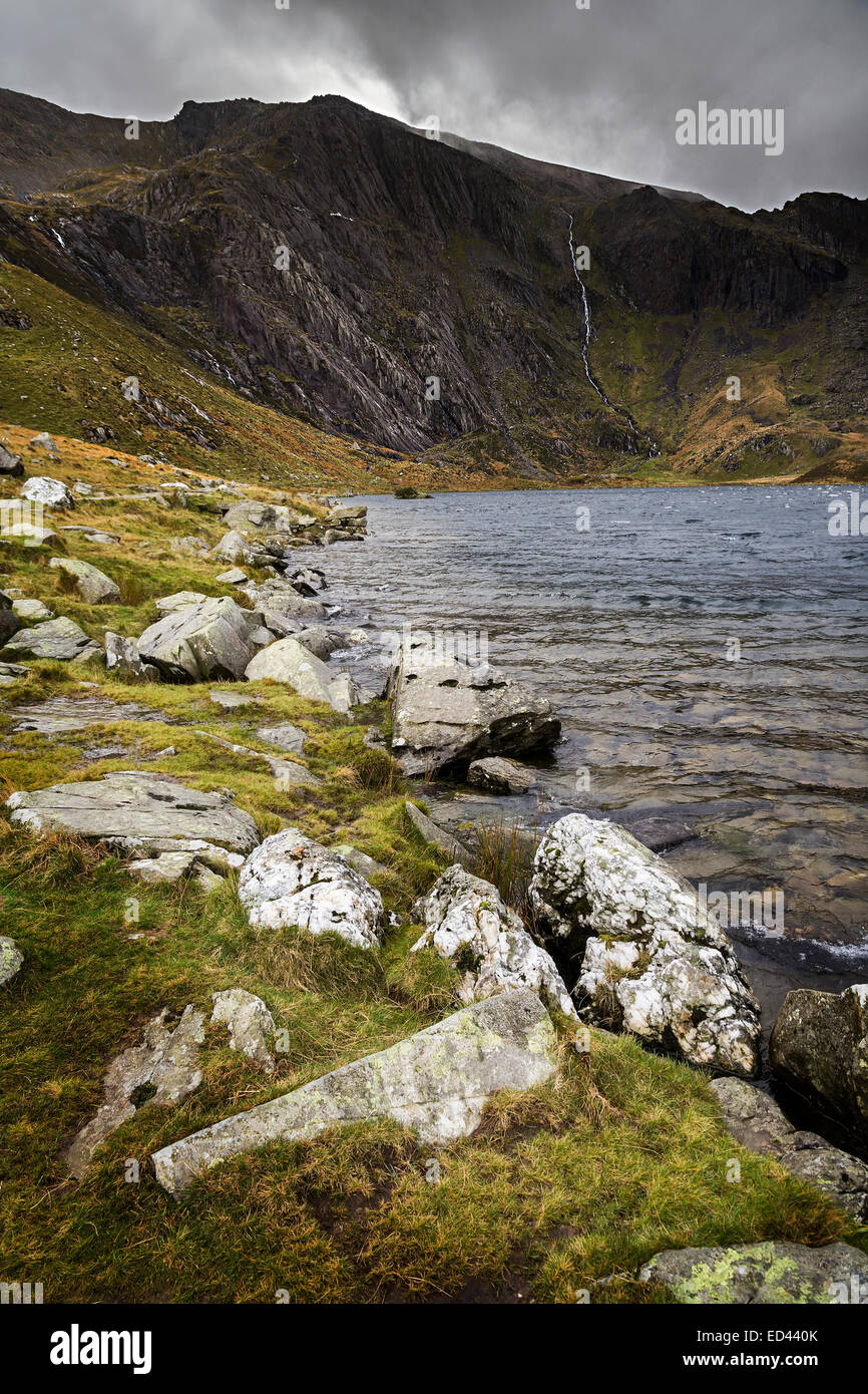 Llyn Idwal in condizioni piovose, Ogwen Valley, il Galles del Nord, Regno Unito Foto Stock