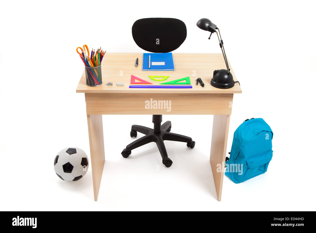 Student desk con forniture scolastiche isolato su bianco Foto Stock