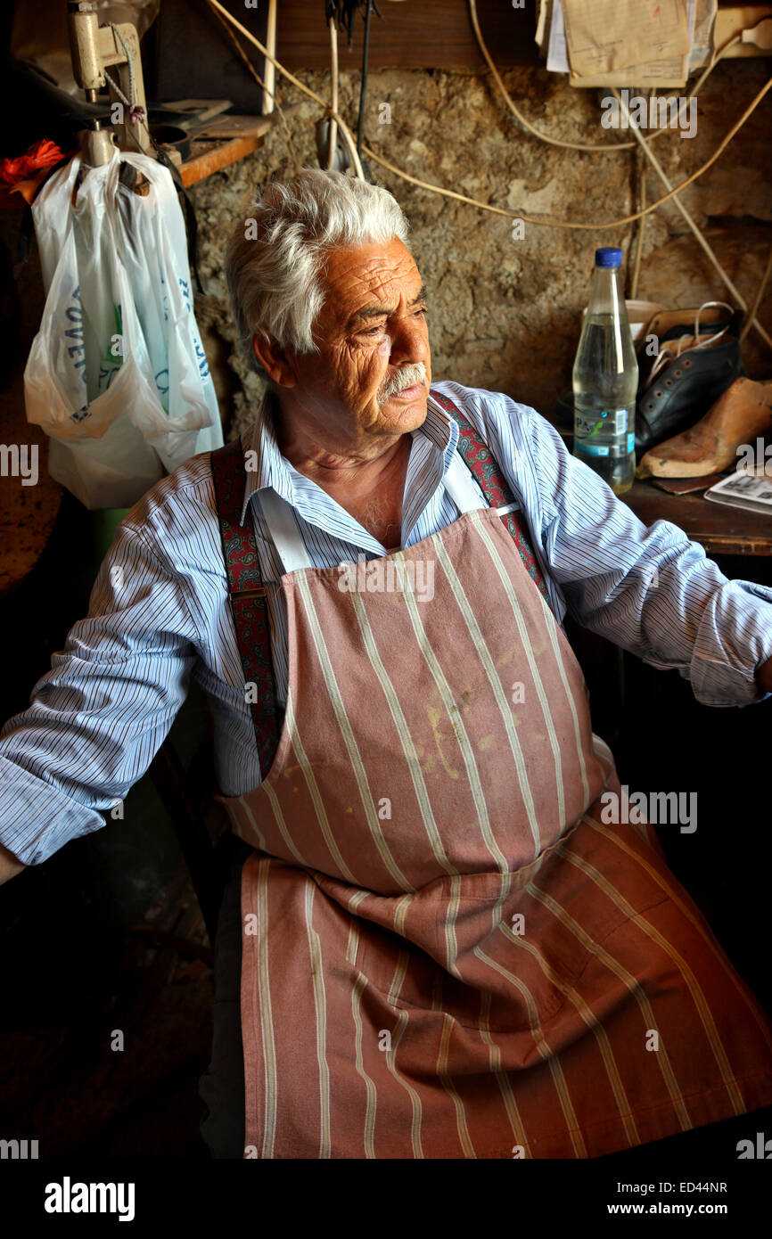 Il sig. Lefteris Karapatis dal villaggio Apiranthos, uno degli ultimi calzolai tradizionali dell'isola di Naxos, Cicladi Grecia. Foto Stock