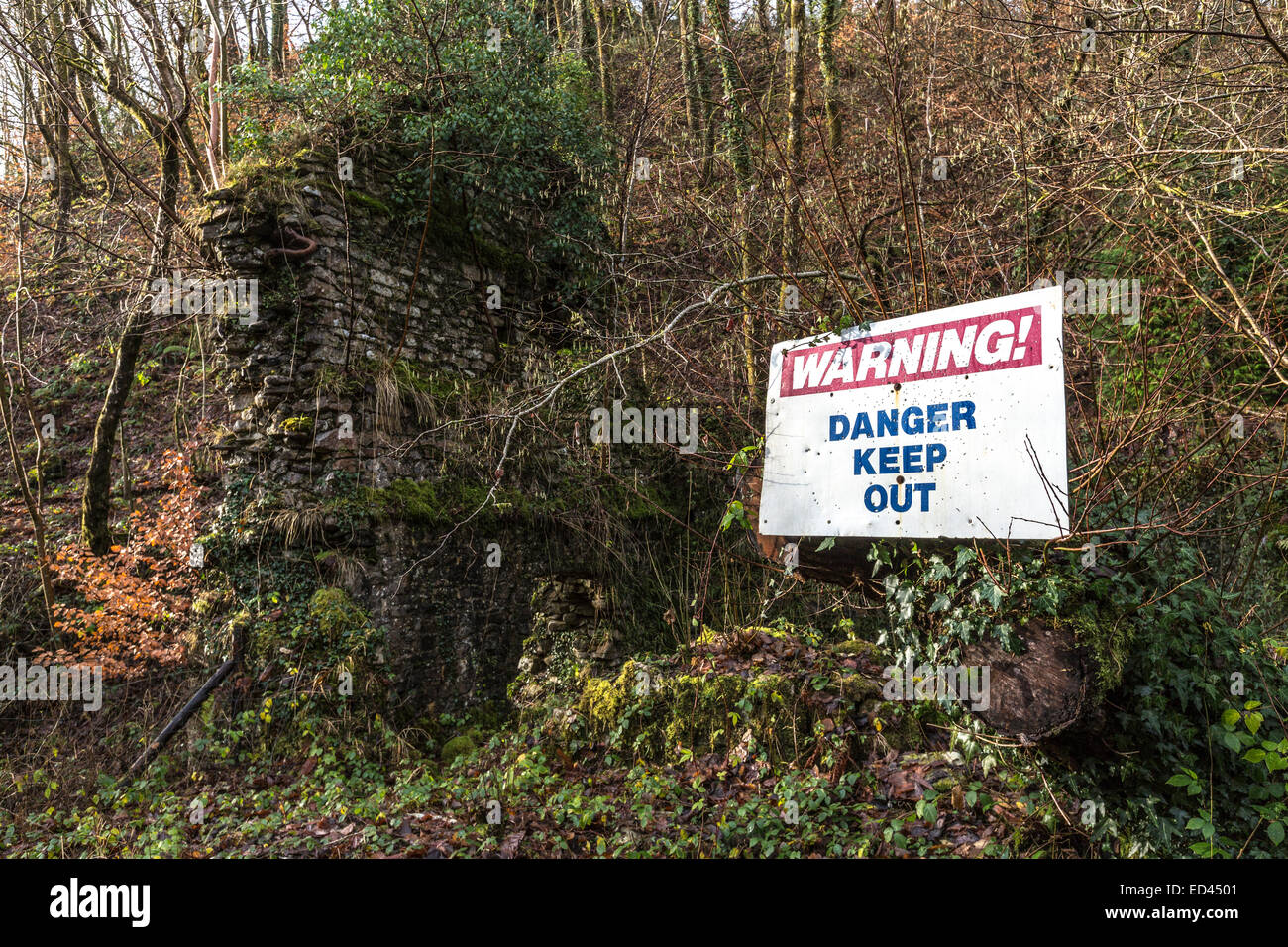 Avvertenza pericolo Tenere fuori segno su edificio rovinato sulle cascate a piedi, Pontneddfechan, Wales, Regno Unito Foto Stock