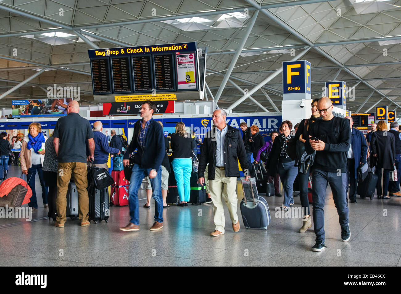 Passeggeri e viaggiatori all'aeroporto di Londra Stansted Essex Inghilterra Regno Unito Regno Unito Foto Stock