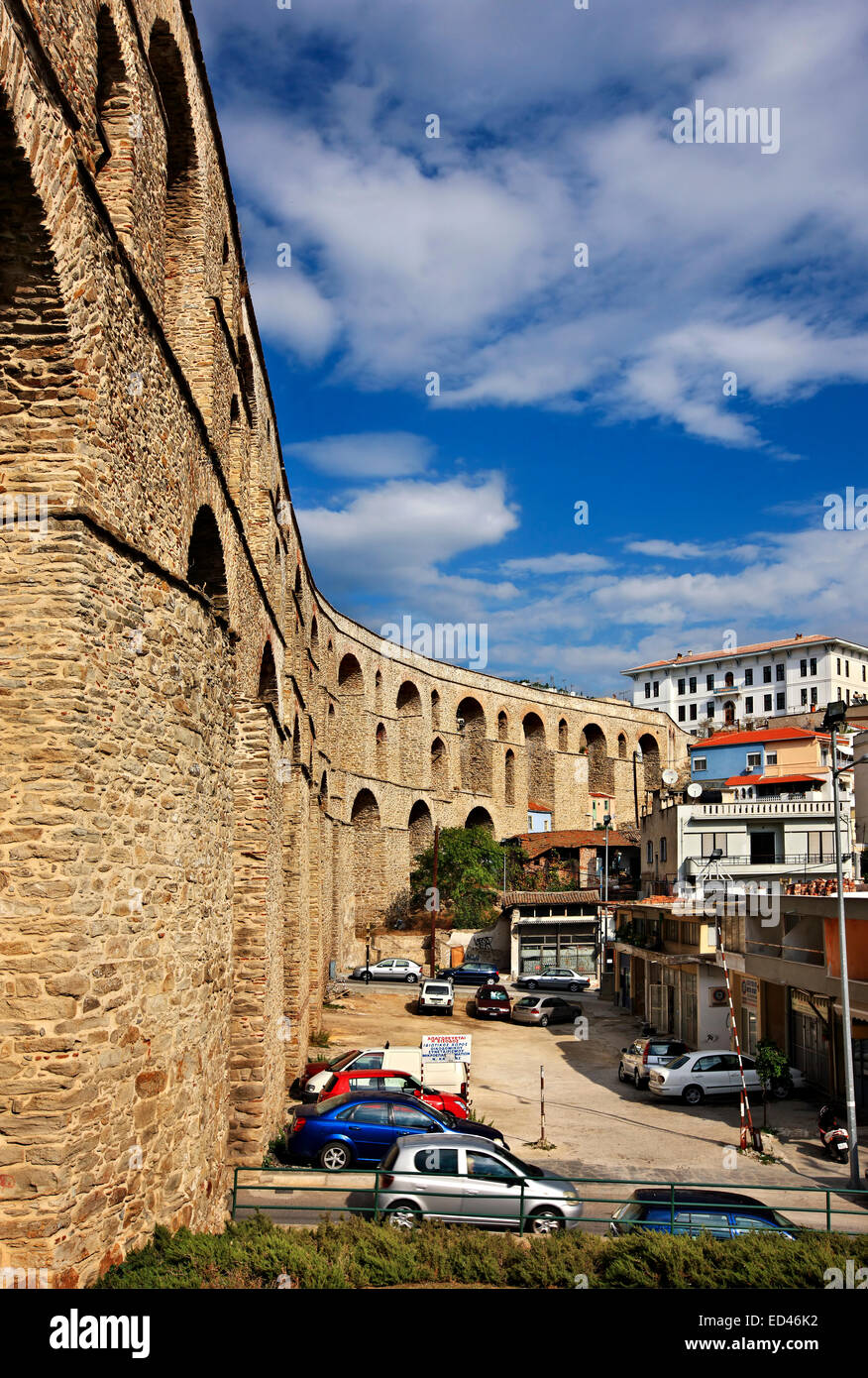 Il 'Kamares" (='archi"), il famoso acquedotto romano della città di Kavala, Macedonia, Grecia. Foto Stock