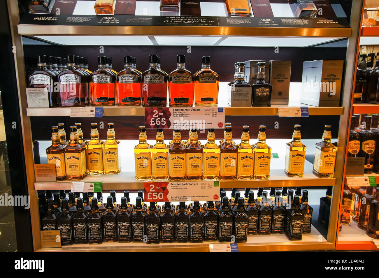 Mondo del whisky al World Duty Free Shop dell'aeroporto di London Stansted Essex England Regno Unito Regno Unito Foto Stock