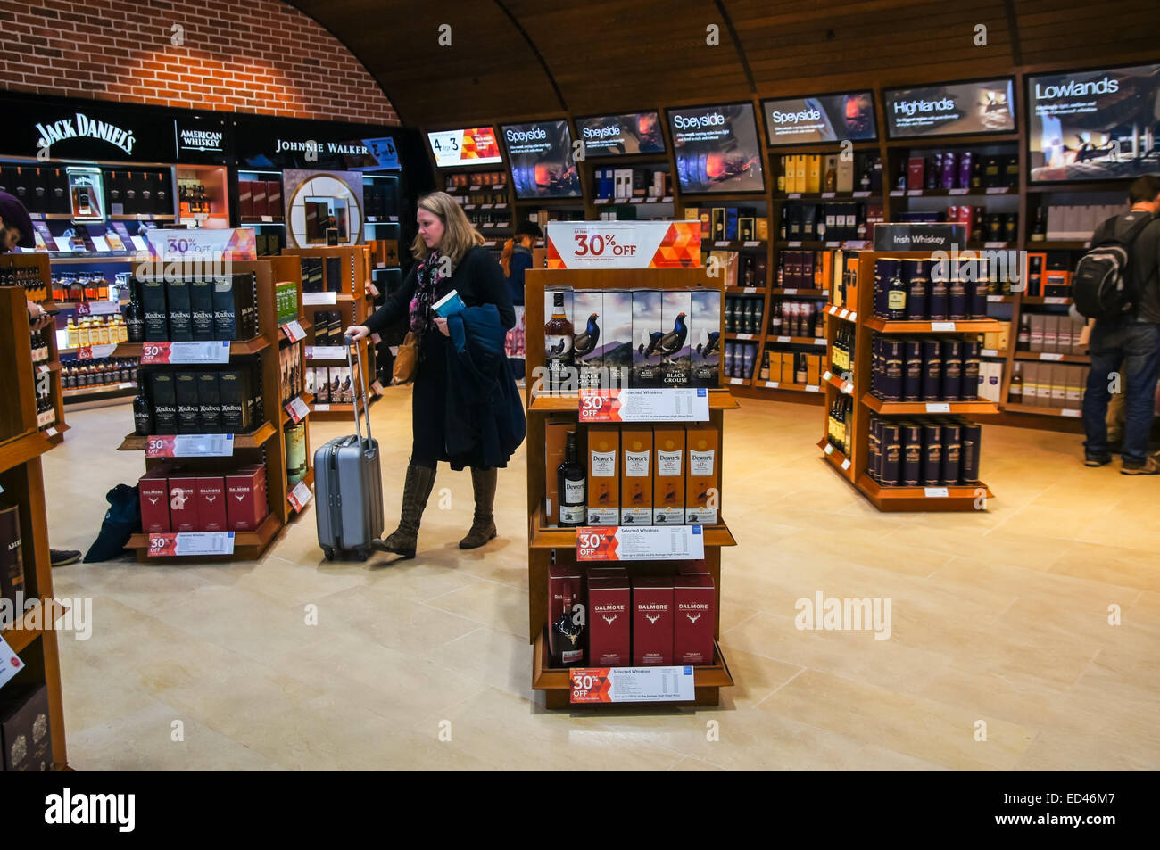 Mondo del whisky al World Duty Free Shop dell'aeroporto di London Stansted Essex England Regno Unito Regno Unito Foto Stock