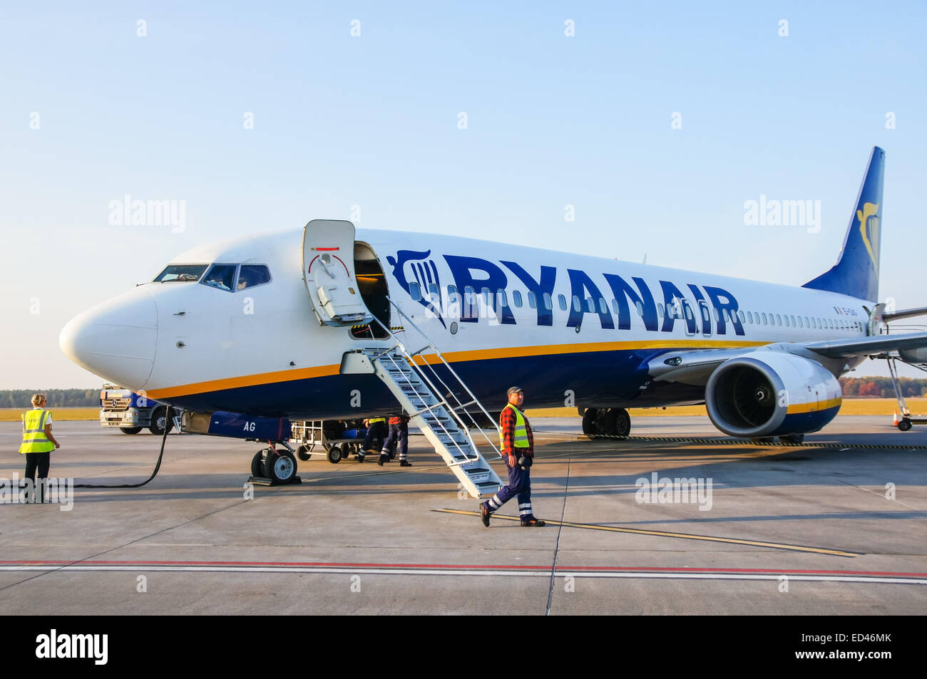 Ryanair Boeing 737 - 800 piano a Varsavia aeroporto Modlin, Polonia Foto Stock