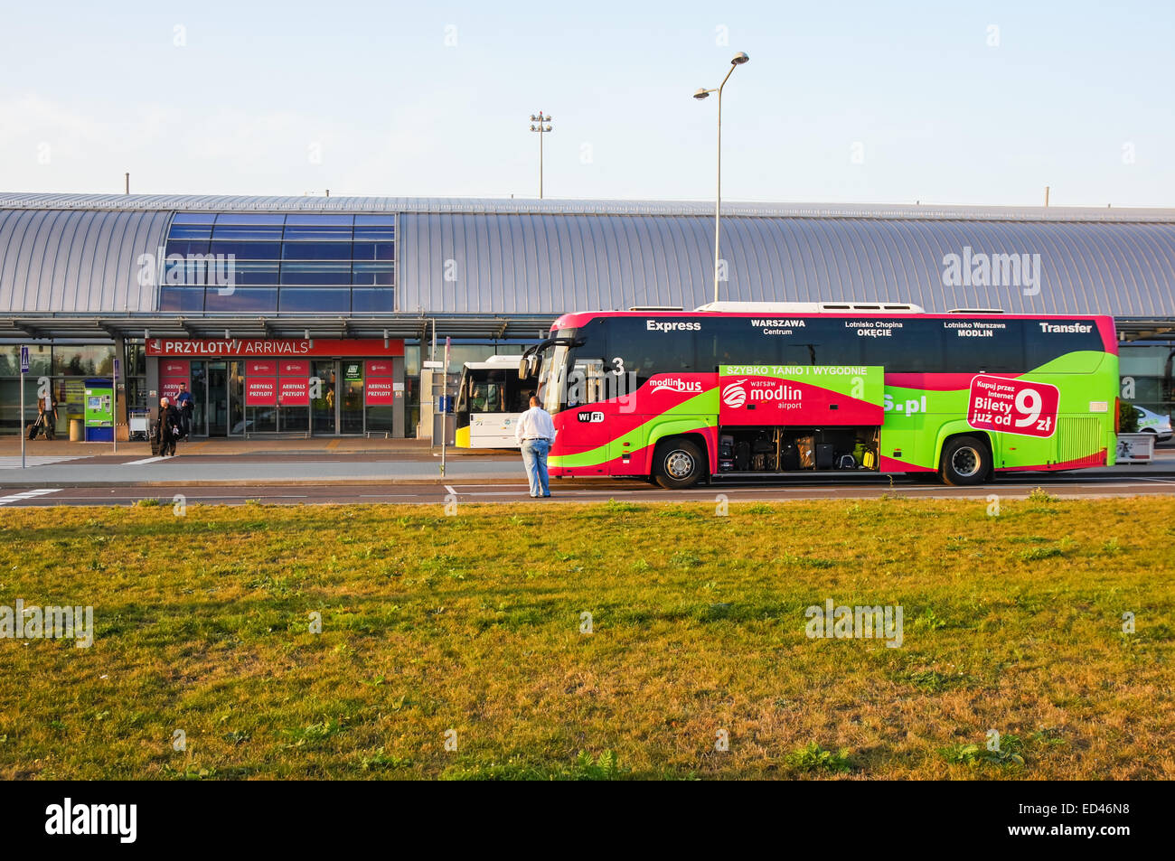 Bus navetta di fronte a Varsavia aeroporto Modlin, Polonia Foto Stock