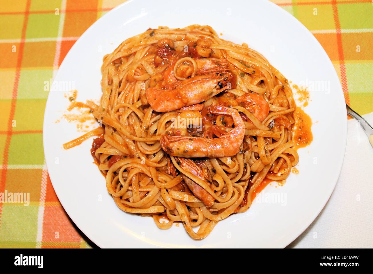 La pasta, pesce,l'italiano,cibo, lavastoviglie, piastra, pasto, gamberetti, piastra,mare , rosso, gamberetti, gourmet, gamberi, cena, pomodoro, linguine marin Foto Stock