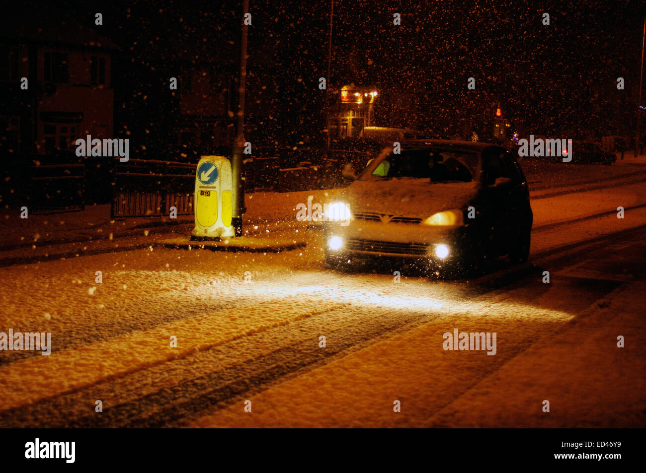 Hucknall, Nottinghamshire, Regno Unito. Il 26 dicembre, 2014. Regno Unito: meteo neve pesante cade nella città mercato di Hucknall stasera. Forecasters dicono che ci possono essere fino a quattro centimetri di neve durante la notte come hanno rilasciato una gialla di avviso meteo per molte parti del paese. Credito: IFIMAGE/Alamy Live News Foto Stock