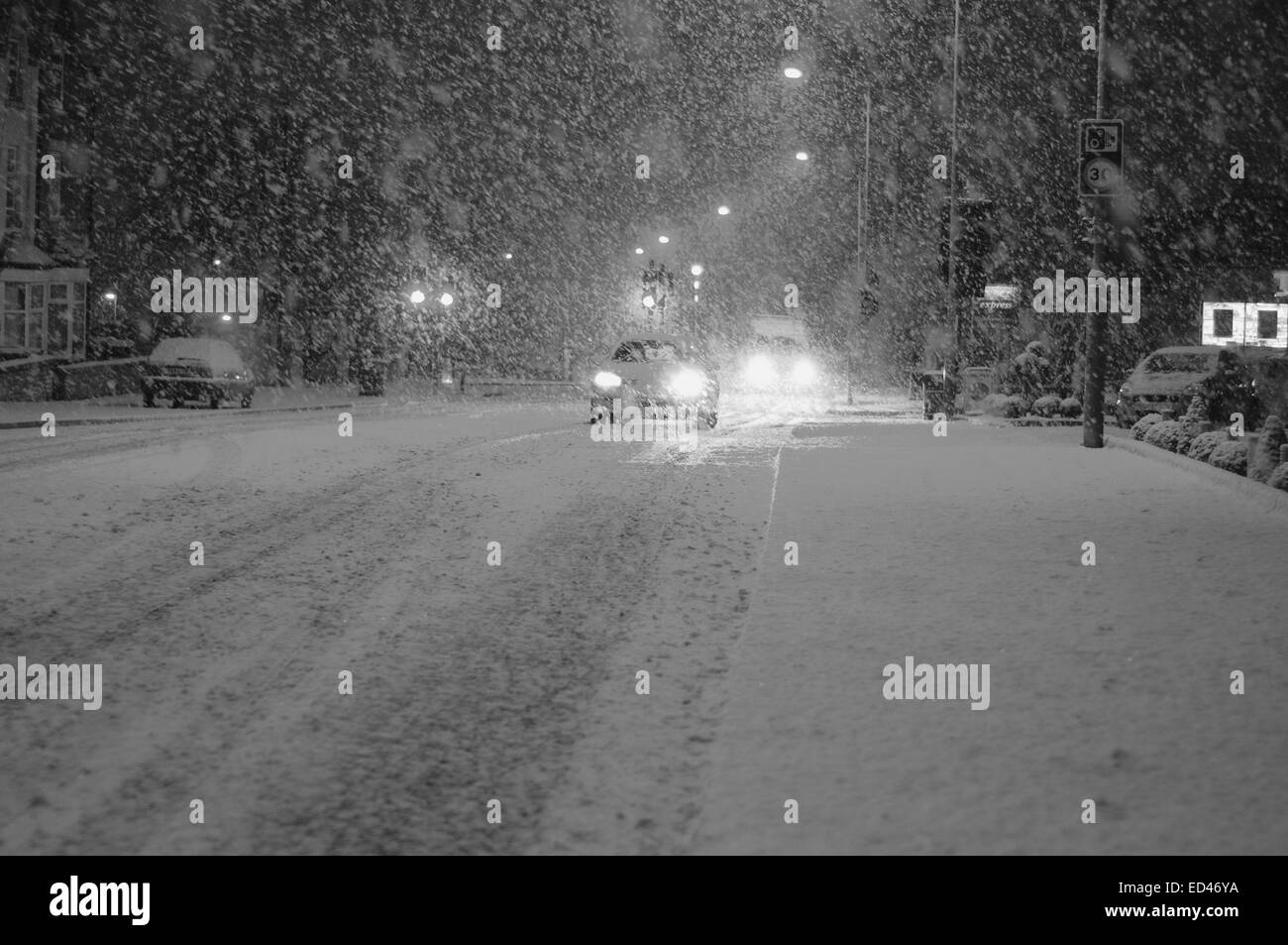 Hucknall, Nottinghamshire, Regno Unito. Il 26 dicembre, 2014. Regno Unito: meteo neve pesante cade nella città mercato di Hucknall stasera. Forecasters dicono che ci possono essere fino a quattro centimetri di neve durante la notte come hanno rilasciato una gialla di avviso meteo per molte parti del paese. Credito: IFIMAGE/Alamy Live News Foto Stock