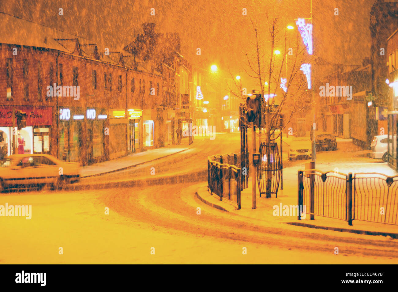 Hucknall, Nottinghamshire, Regno Unito. Il 26 dicembre, 2014. Regno Unito: meteo neve pesante cade nella città mercato di Hucknall stasera. Forecasters dicono che ci possono essere fino a quattro centimetri di neve durante la notte come hanno rilasciato una gialla di avviso meteo per molte parti del paese. Credito: IFIMAGE/Alamy Live News Foto Stock