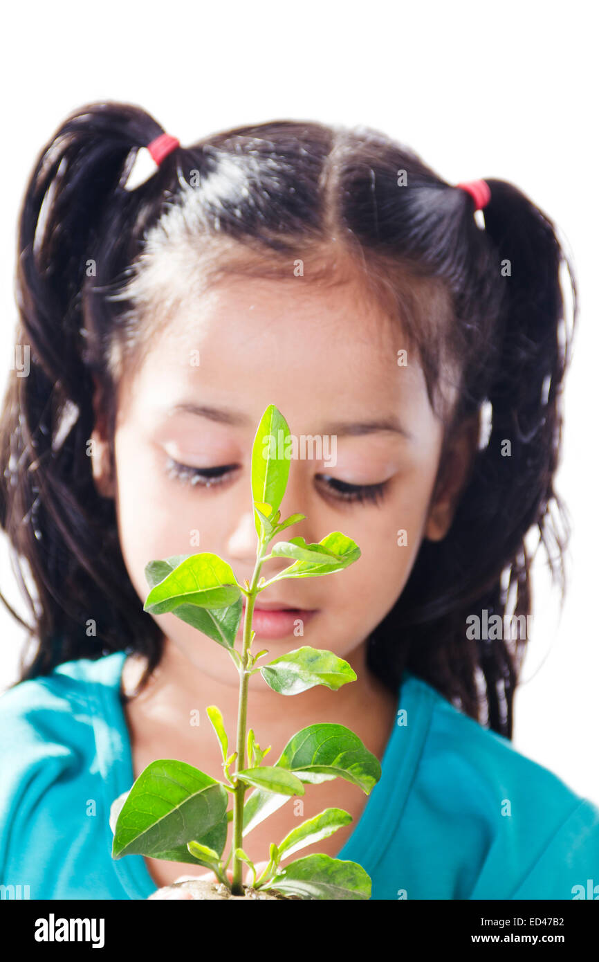 1 bambino indiano ragazza pianta in vaso care Foto Stock