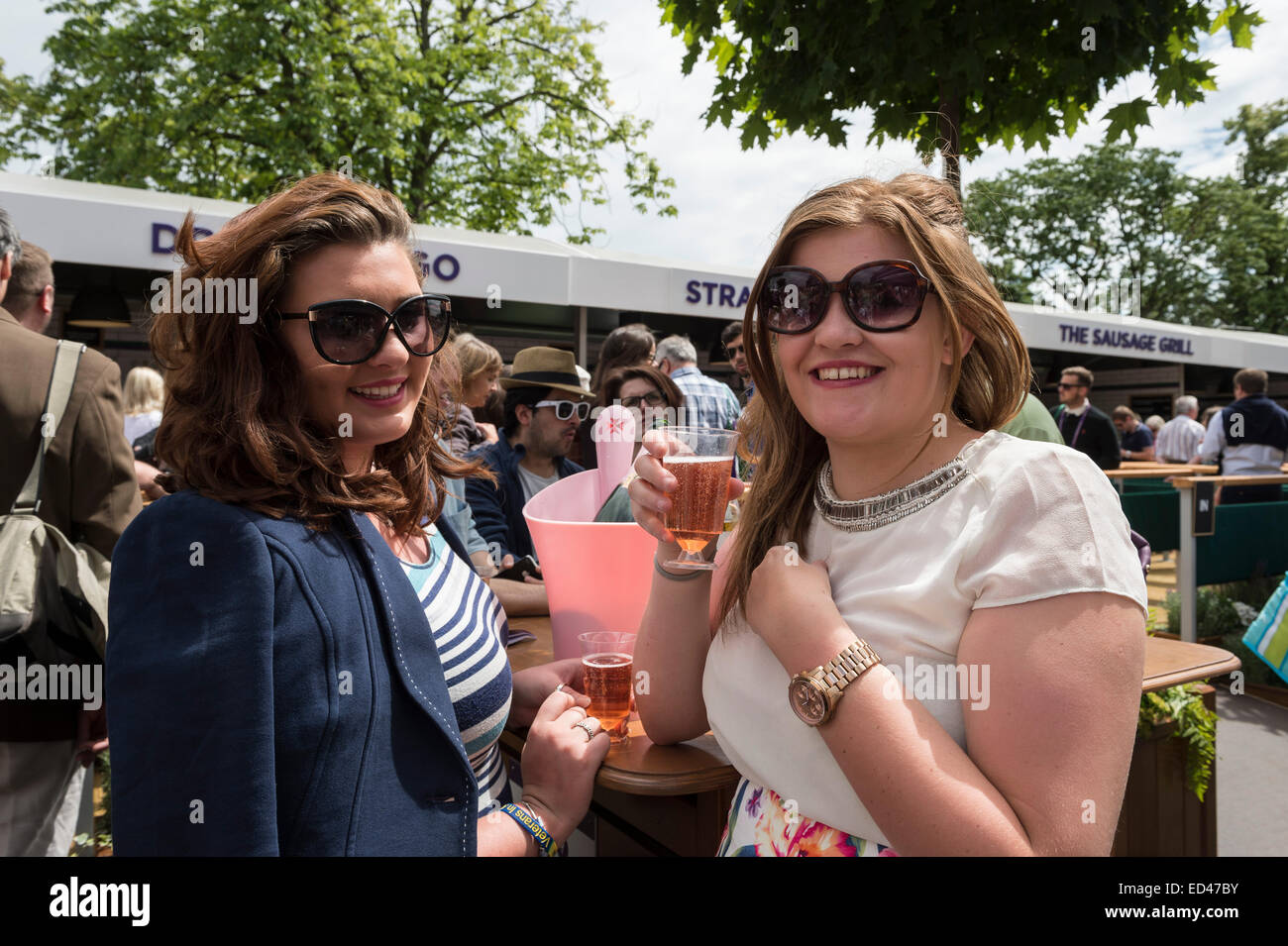 26.06.2014. Il torneo di Wimbledon Tennis Championships 2014 tenutosi presso il All England Lawn Tennis e Croquet Club di Londra, Inghilterra, Regno Unito. Vista generale (GV). I fan di Wimbledon godendo Pimms e champagne prima di iniziare il gioco. Foto Stock