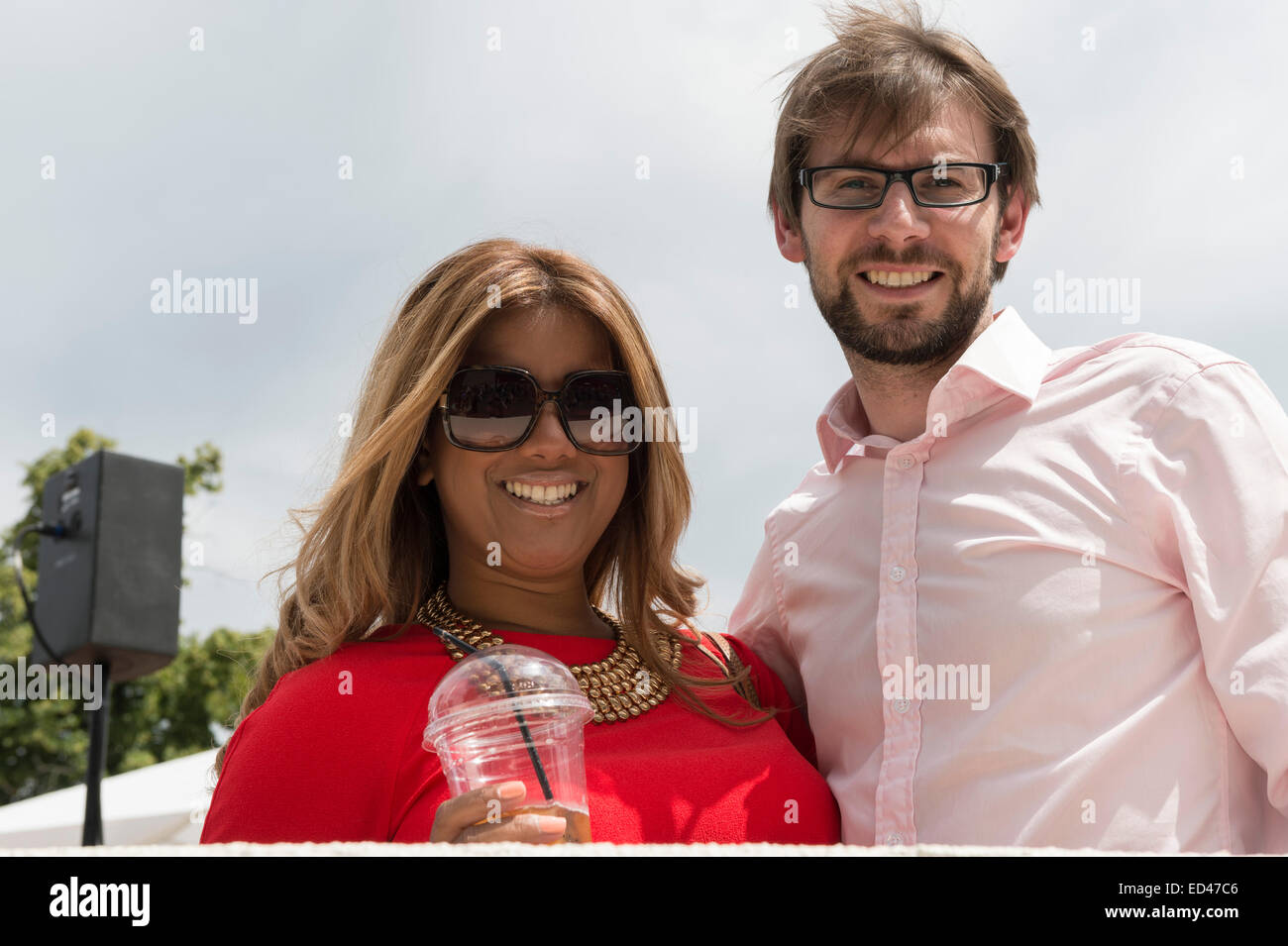 26.06.2014. Il torneo di Wimbledon Tennis Championships 2014 tenutosi presso il All England Lawn Tennis e Croquet Club di Londra, Inghilterra, Regno Unito. Vista generale (GV). I fan di Wimbledon godendo Pimms e champagne prima di iniziare il gioco. Foto Stock