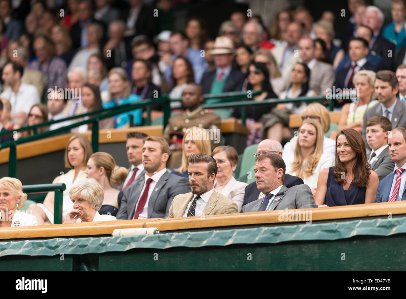 28.06.2014. Il torneo di Wimbledon Tennis Championships 2014 tenutosi presso il All England Lawn Tennis e Croquet Club di Londra, Inghilterra, Regno Unito. Rafael Nadal (ESP) [2] (indossando bandana) v Mikhail Kukushkin (KAZ) sul Centre Court. David Beckham guarda la partita da Roy Foto Stock