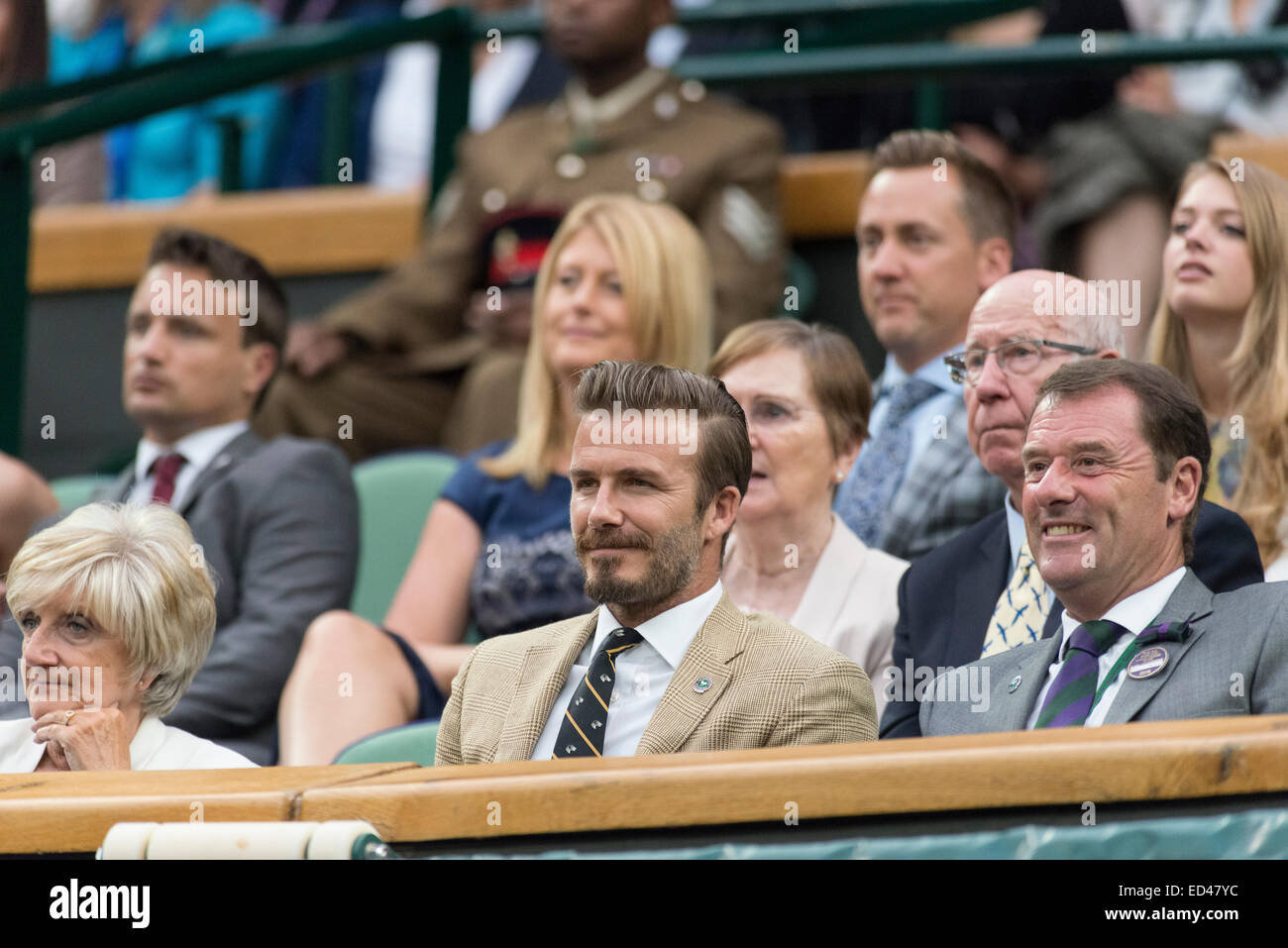 28.06.2014. Il torneo di Wimbledon Tennis Championships 2014 tenutosi presso il All England Lawn Tennis e Croquet Club di Londra, Inghilterra, Regno Unito. Rafael Nadal (ESP) [2] (indossando bandana) v Mikhail Kukushkin (KAZ) sul Centre Court. David Beckham guarda la partita da Roy Foto Stock