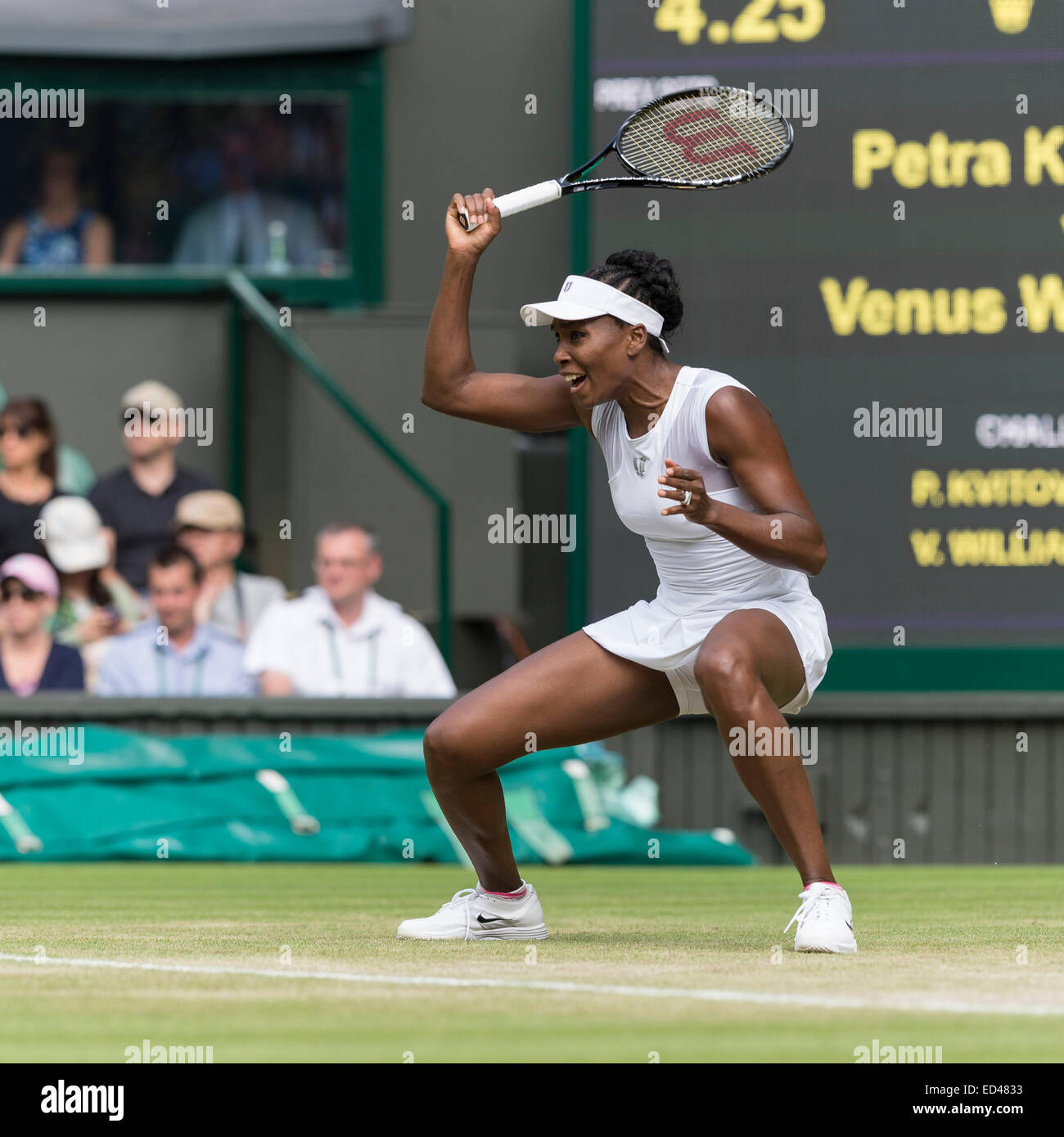 27.06.2014. Il torneo di Wimbledon Tennis Championships 2014 tenutosi presso il All England Lawn Tennis e Croquet Club di Londra, Inghilterra, Regno Unito. Petra KVITOVA (CZE) (capelli biondi) [6] v Venus Williams (USA) [30] sul Centre Court. Foto Stock