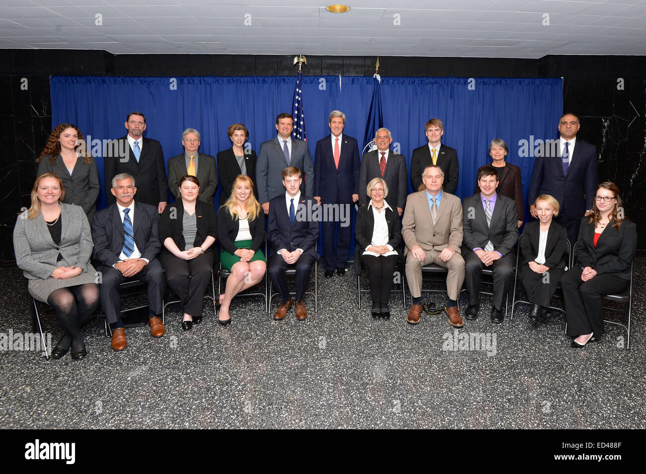 Stati Uniti Il segretario di Stato John Kerry in posa per una foto con i rappresentanti di diverse attività di sminamento umanitario le organizzazioni che implementano U.S. Armi convenzionali programmi di distruzione in tutto il mondo, compresi Golden West fondazione umanitaria, l'alone fiducia, mappatura internazionale e il mio programma di azione internazionale di MAG, e James Madison University Center internazionale per la stabilizzazione e il recupero, prima di annunciare il rilascio di U.S. Il dipartimento di stato è "a camminare sulla terra in sicurezza", presso il Dipartimento di Washington D.C., il 8 dicembre 2014. Foto Stock