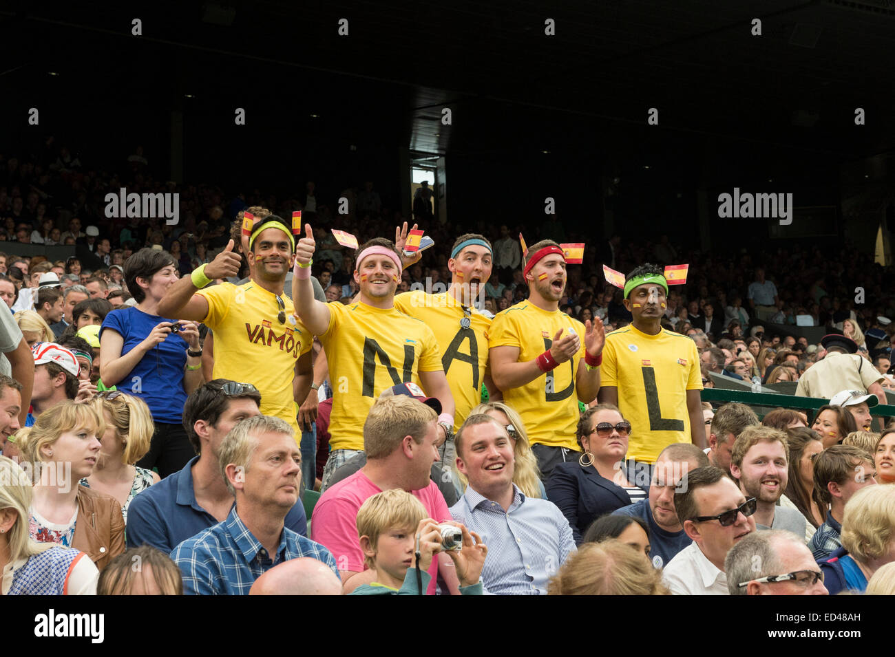 28.06.2014. Il torneo di Wimbledon Tennis Championships 2014 tenutosi presso il All England Lawn Tennis e Croquet Club di Londra, Inghilterra, Regno Unito. Rafael Nadal (ESP) [2] (indossando bandana) v Mikhail Kukushkin (KAZ) sul Centre Court. Nadal tifosi guardare la partita. Foto Stock