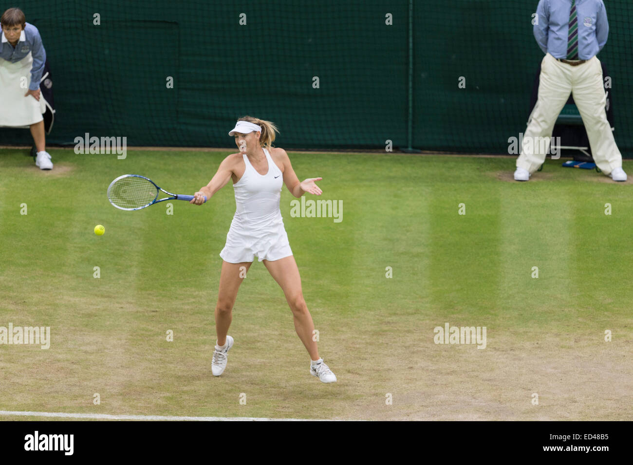 28.06.2014. Il torneo di Wimbledon Tennis Championships 2014 tenutosi presso il All England Lawn Tennis e Croquet Club di Londra, Inghilterra, Regno Unito. Maria Sharapova (RUS) [5] v Alison Riske (USA) (rossa GUINOT logo) sul Centre Court. Foto Stock