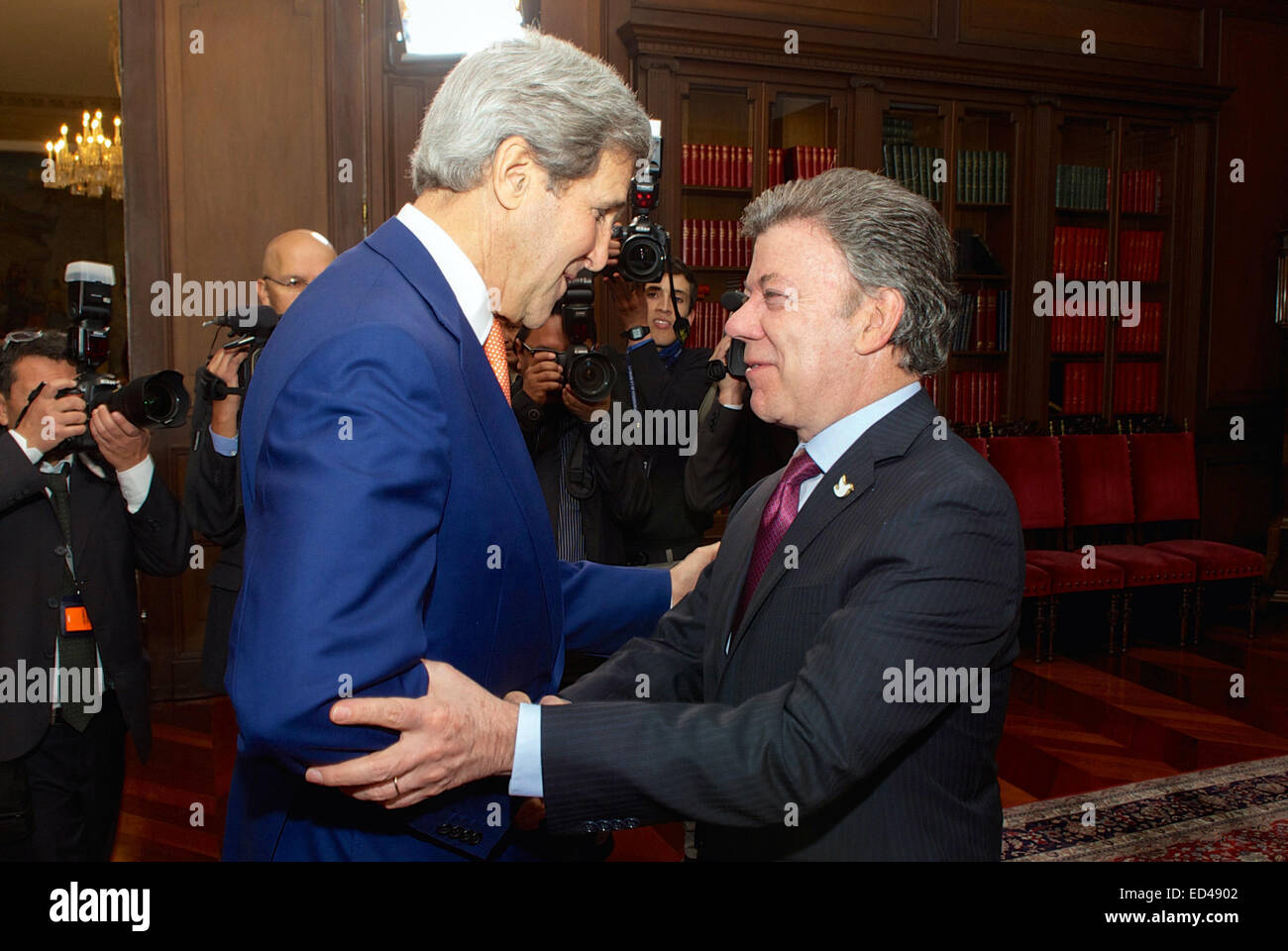 Il presidente colombiano Juan Manuel Santos accoglie U.S. Il segretario di Stato John Kerry per la Casa de Nariño Palazzo Presidenziale a Bogotà, Colombia, il 12 dicembre 2014, prima che i due tenere una riunione bilaterale. Foto Stock