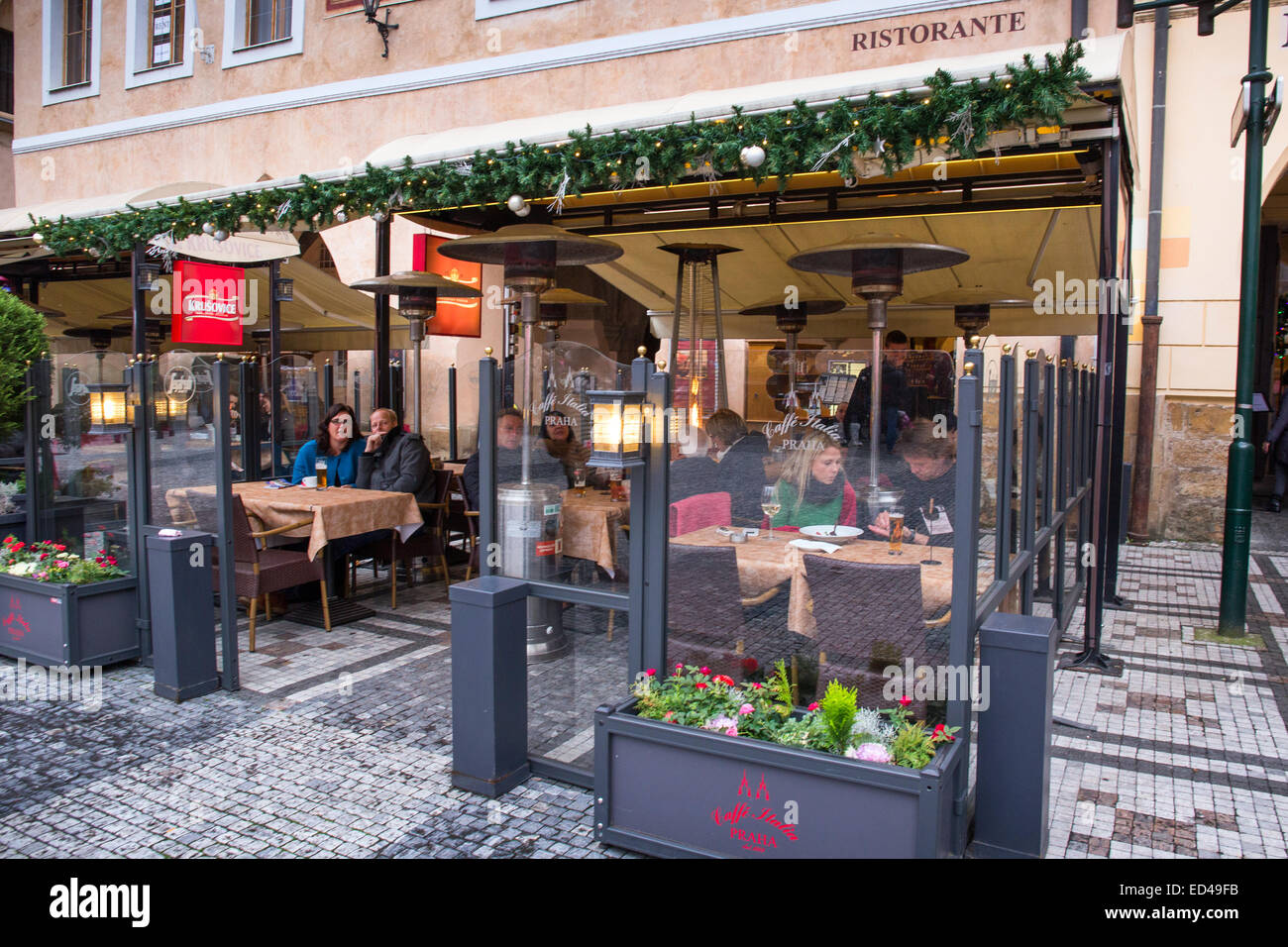 Natale ristorante a cielo aperto nella Città Vecchia di Praga Repubblica Ceca, Europa Foto Stock