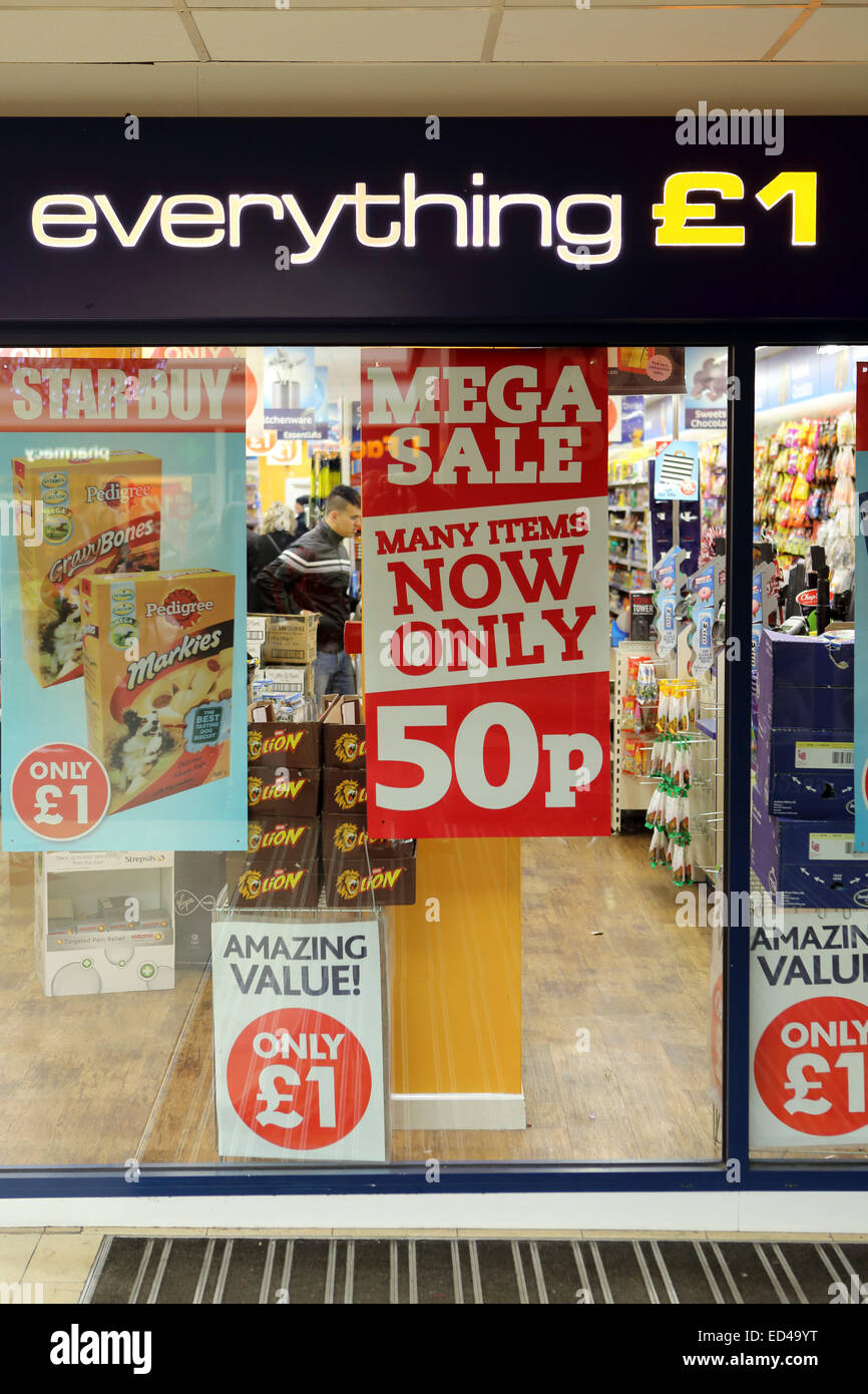 Newcastle, Regno Unito. Il 26 dicembre, 2014. Boxing Day vendite a tutto £1 store a Sunderland, Inghilterra. Gli elementi nel mega vendita vengono venduti a metà prezzo a 50p. Credito: Stuart Forster/Alamy Live News Foto Stock