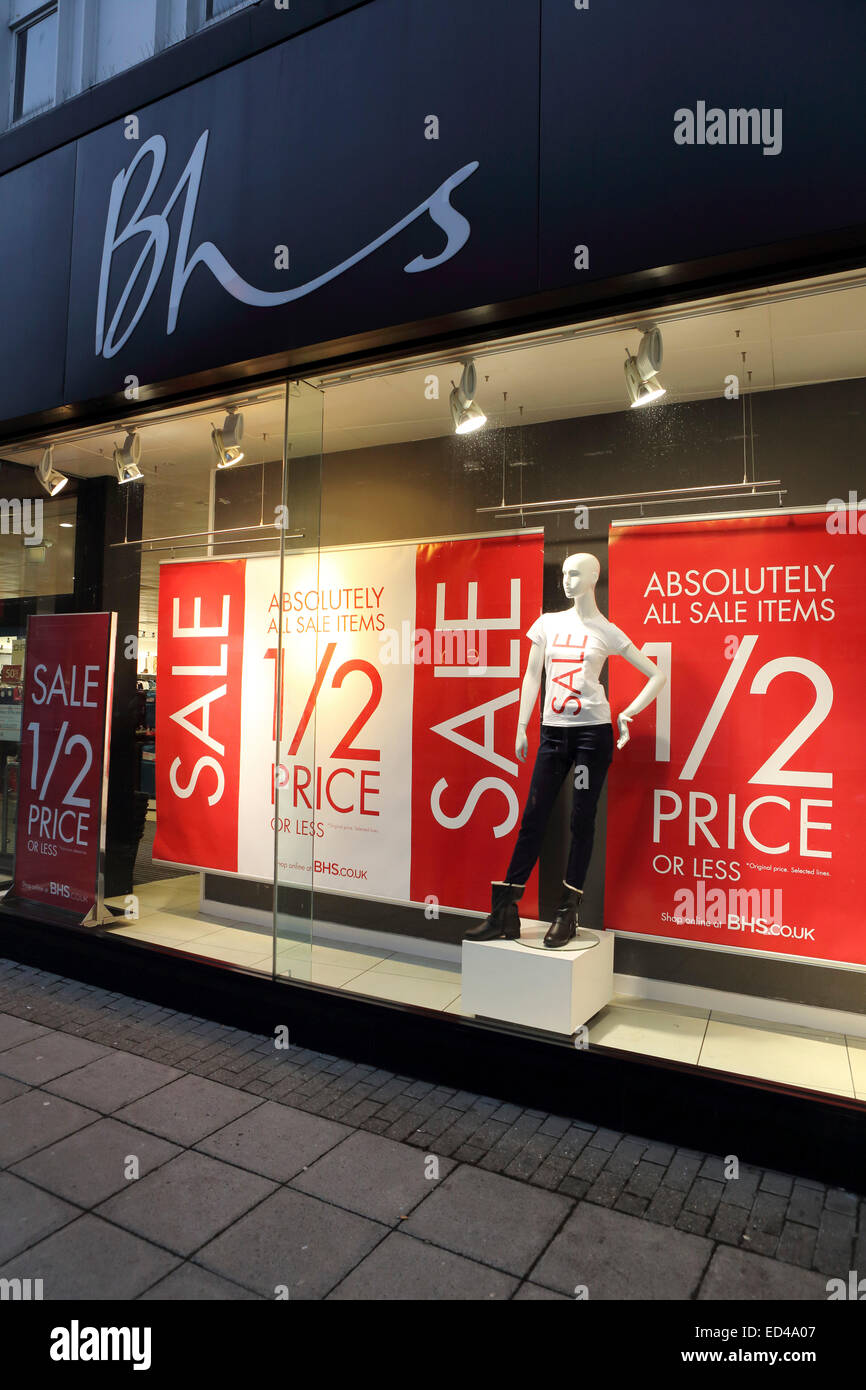 Newcastle, Regno Unito. Il 26 dicembre, 2014. Boxing Day vendite presso la Bhs store a Sunderland, Inghilterra. Vendita articoli vengono venduti a metà prezzo. Credito: Stuart Forster/Alamy Live News Foto Stock