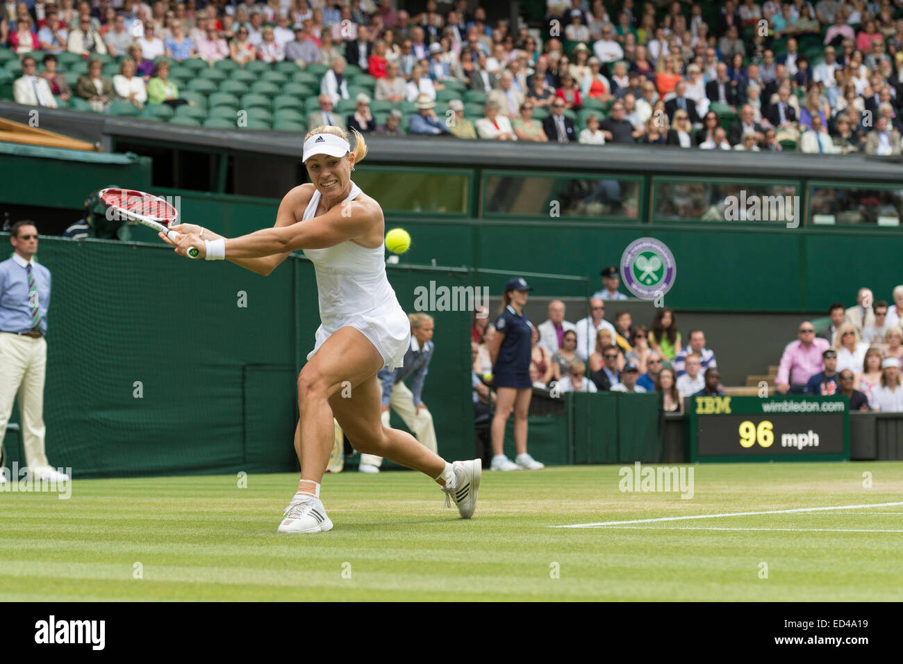 01.07.2014. Il torneo di Wimbledon Tennis Championships 2014 tenutosi presso il All England Lawn Tennis e Croquet Club di Londra, Inghilterra, Regno Unito. Angelique Kerber (GER) [9] (rosso logo NCP) v Maria Sharapova (RUS) [5] sul Centre Court. Angelique in azione. Foto Stock