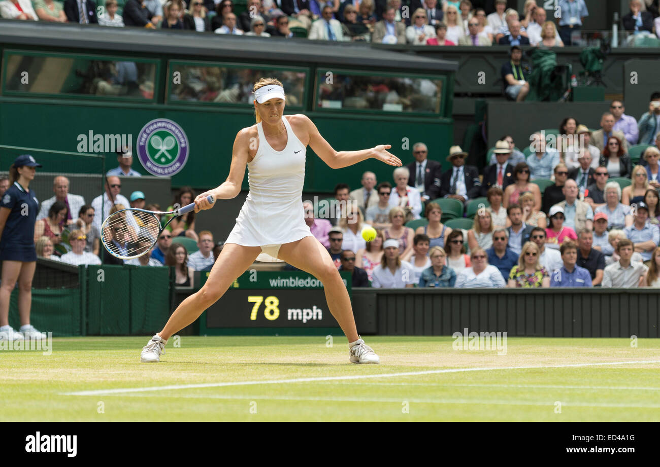 01.07.2014. Il torneo di Wimbledon Tennis Championships 2014 tenutosi presso il All England Lawn Tennis e Croquet Club di Londra, Inghilterra, Regno Unito. Angelique Kerber (GER) [9] (rosso logo NCP) v Maria Sharapova (RUS) [5] sul Centre Court. Maria in azione. Foto Stock