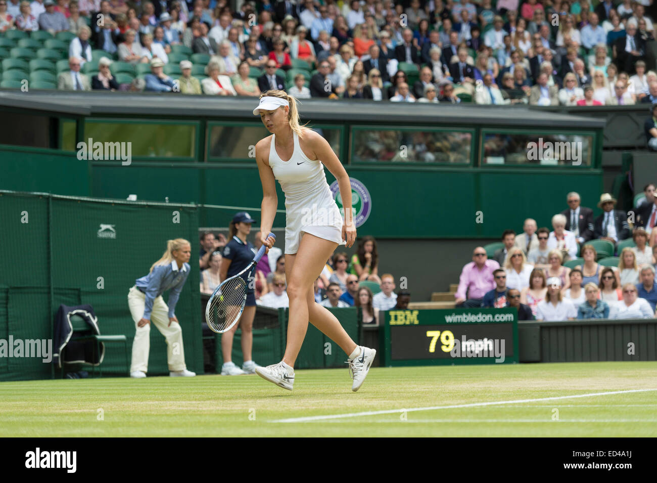 01.07.2014. Il torneo di Wimbledon Tennis Championships 2014 tenutosi presso il All England Lawn Tennis e Croquet Club di Londra, Inghilterra, Regno Unito. Angelique Kerber (GER) [9] (rosso logo NCP) v Maria Sharapova (RUS) [5] sul Centre Court. Maria in azione. Foto Stock