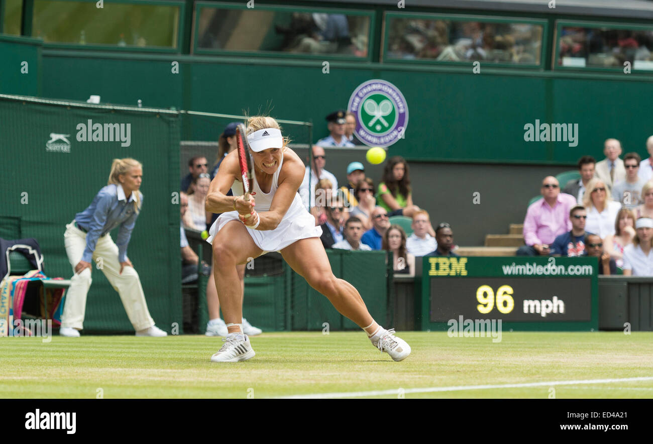 01.07.2014. Il torneo di Wimbledon Tennis Championships 2014 tenutosi presso il All England Lawn Tennis e Croquet Club di Londra, Inghilterra, Regno Unito. Angelique Kerber (GER) [9] (rosso logo NCP) v Maria Sharapova (RUS) [5] sul Centre Court. Angelique in azione. Foto Stock