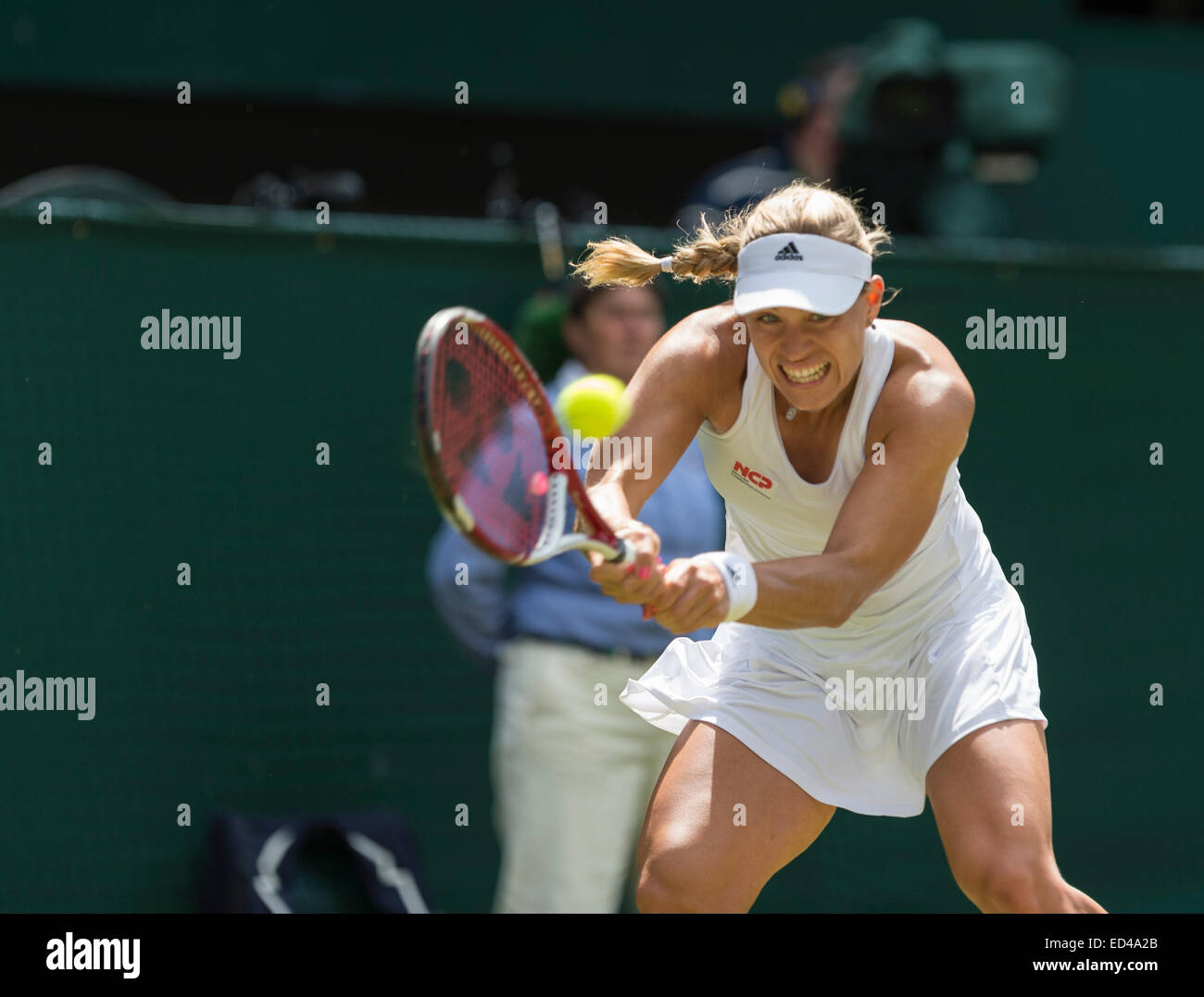 01.07.2014. Il torneo di Wimbledon Tennis Championships 2014 tenutosi presso il All England Lawn Tennis e Croquet Club di Londra, Inghilterra, Regno Unito. Angelique Kerber (GER) [9] (rosso logo NCP) v Maria Sharapova (RUS) [5] sul Centre Court. Angelique in azione. Foto Stock