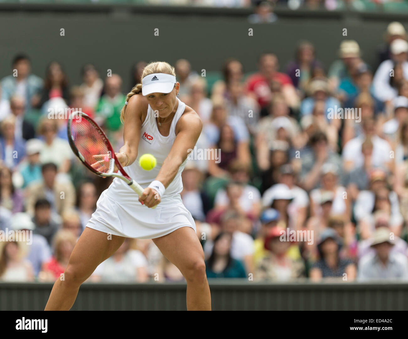 01.07.2014. Il torneo di Wimbledon Tennis Championships 2014 tenutosi presso il All England Lawn Tennis e Croquet Club di Londra, Inghilterra, Regno Unito. Angelique Kerber (GER) [9] (rosso logo NCP) v Maria Sharapova (RUS) [5] sul Centre Court. Angelique in azione. Foto Stock