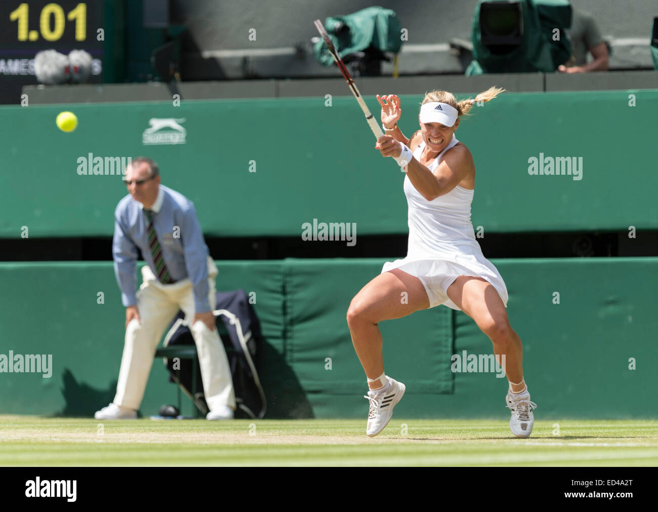 01.07.2014. Il torneo di Wimbledon Tennis Championships 2014 tenutosi presso il All England Lawn Tennis e Croquet Club di Londra, Inghilterra, Regno Unito. Angelique Kerber (GER) [9] (rosso logo NCP) v Maria Sharapova (RUS) [5] sul Centre Court. Angelique in azione. Foto Stock