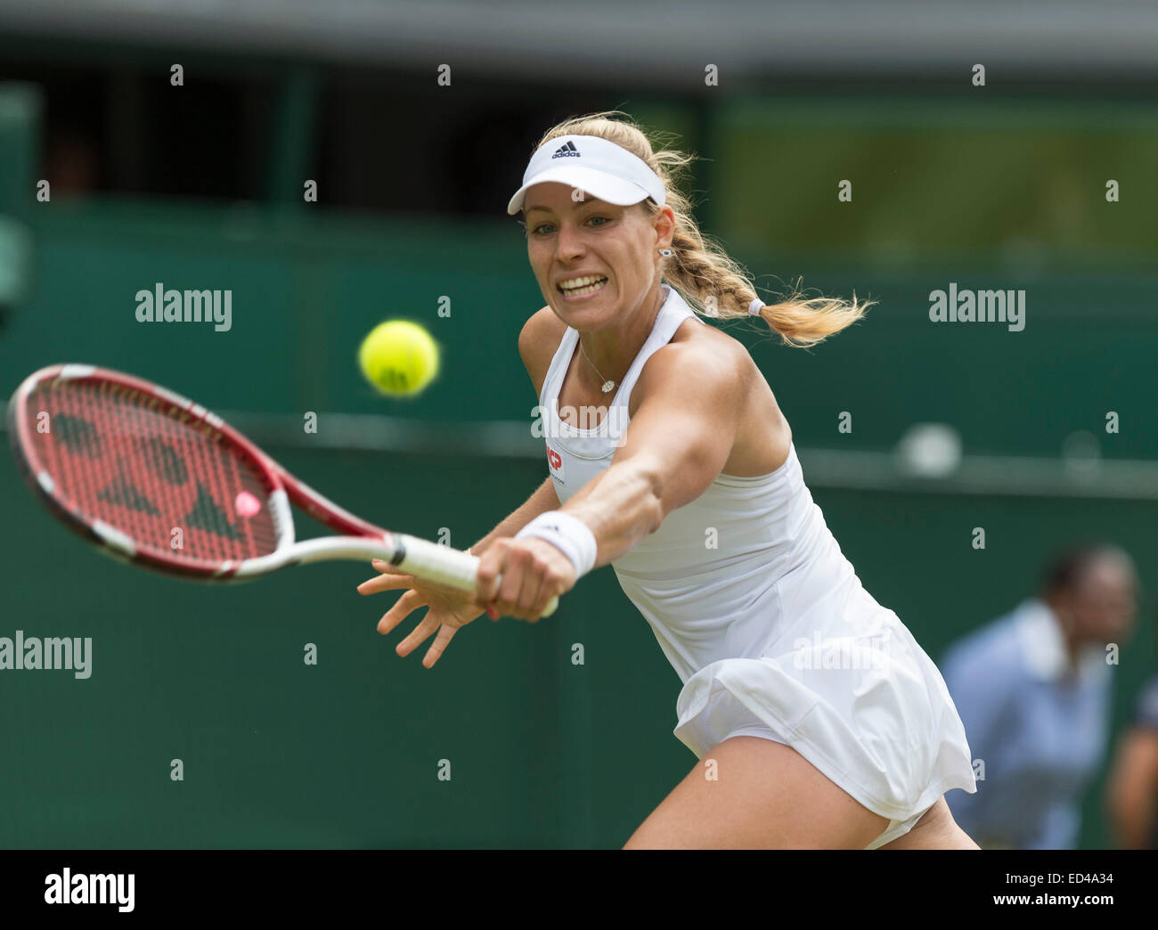 01.07.2014. Il torneo di Wimbledon Tennis Championships 2014 tenutosi presso il All England Lawn Tennis e Croquet Club di Londra, Inghilterra, Regno Unito. Angelique Kerber (GER) [9] (rosso logo NCP) v Maria Sharapova (RUS) [5] sul Centre Court. Angelique in azione. Foto Stock