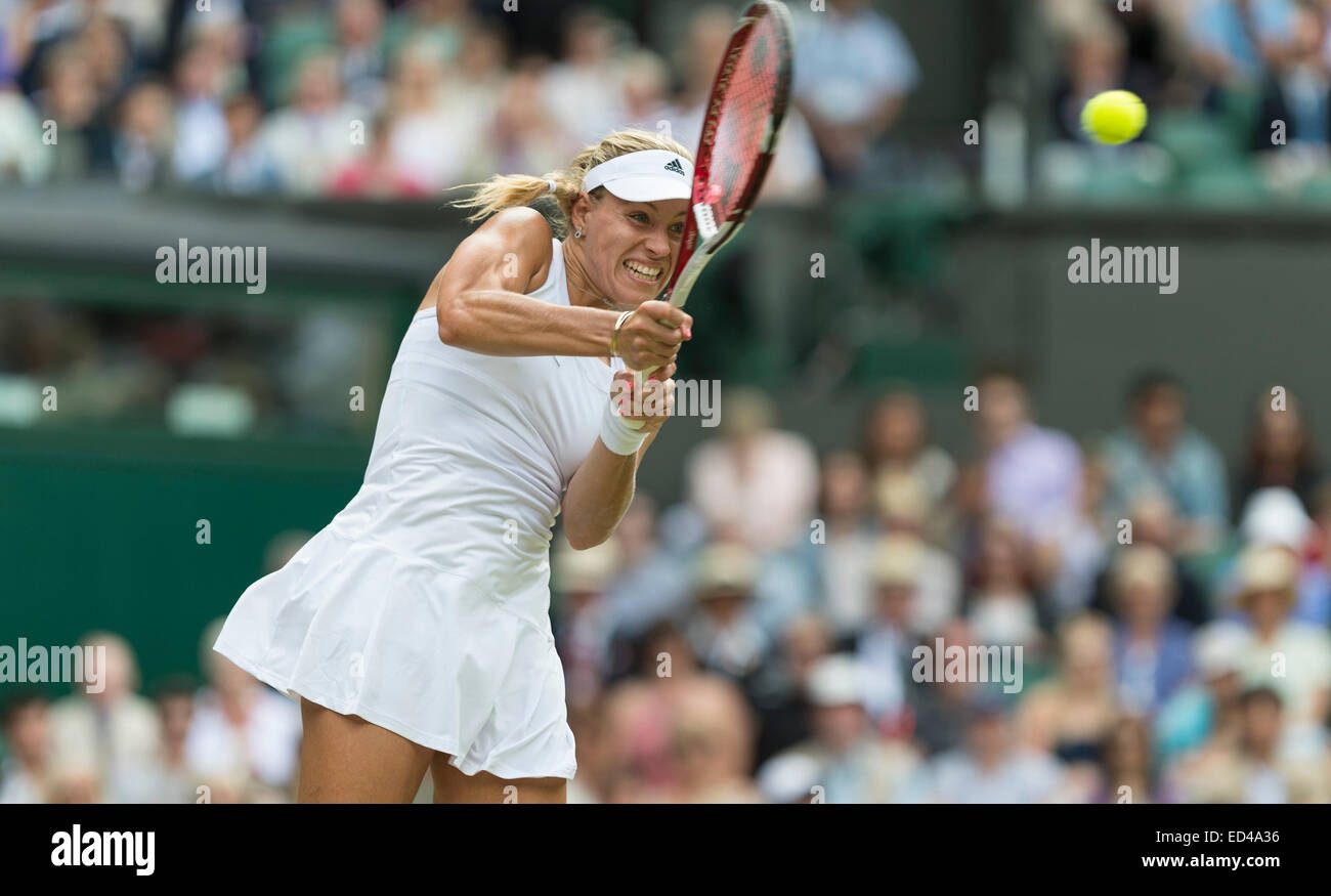 01.07.2014. Il torneo di Wimbledon Tennis Championships 2014 tenutosi presso il All England Lawn Tennis e Croquet Club di Londra, Inghilterra, Regno Unito. Angelique Kerber (GER) [9] (rosso logo NCP) v Maria Sharapova (RUS) [5] sul Centre Court. Angelique in azione. Foto Stock