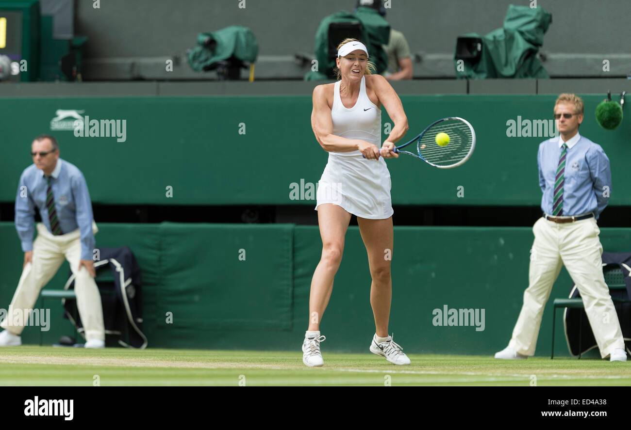 01.07.2014. Il torneo di Wimbledon Tennis Championships 2014 tenutosi presso il All England Lawn Tennis e Croquet Club di Londra, Inghilterra, Regno Unito. Angelique Kerber (GER) [9] (rosso logo NCP) v Maria Sharapova (RUS) [5] sul Centre Court. Maria in azione. Foto Stock