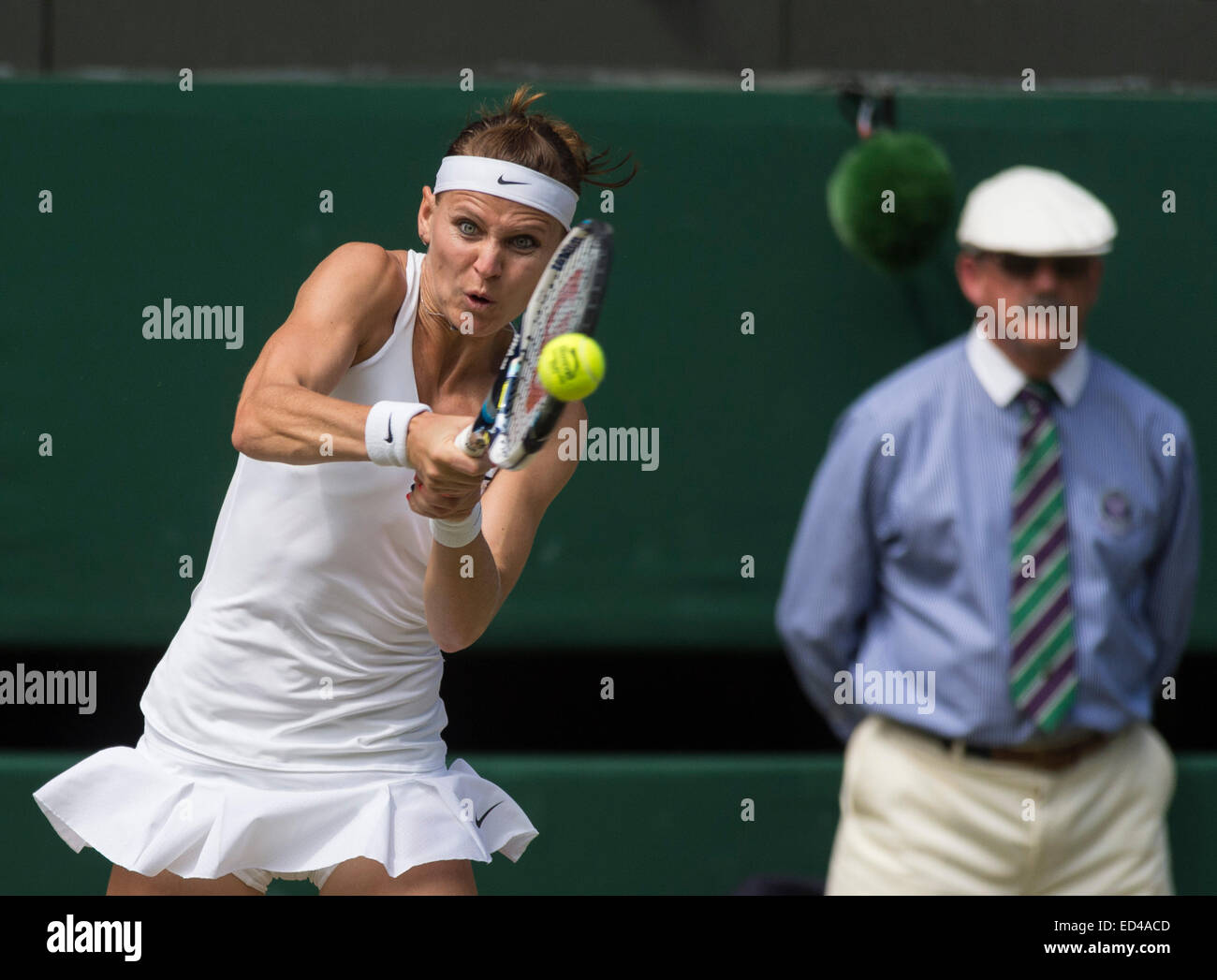 03.07.2014. Il torneo di Wimbledon Tennis Championships 2014 tenutosi presso il All England Lawn Tennis e Croquet Club di Londra, Inghilterra, Regno Unito. Ladies' semifinali sul Centre Court. Lucie SAFAROVA (CZE) [23] (marrone capelli) v Petra KVITOVA (CZE) [6] (capelli biondi, bendato rig Foto Stock