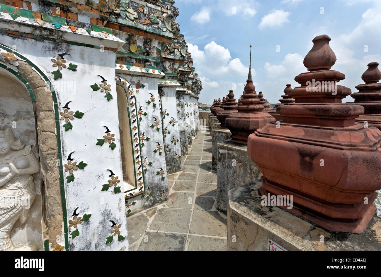 TH00196-00...THAILANDIA - gres porcellanato decorano le pareti del Wat Arun torre. Foto Stock