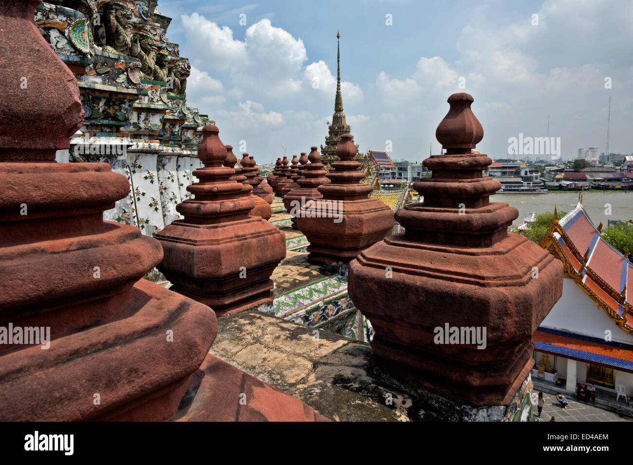 Thailandia - gres porcellanato decorano le pareti del Wat Arun torre mentre piccolo stupa coprire il più alto livello di visita turistica. Foto Stock