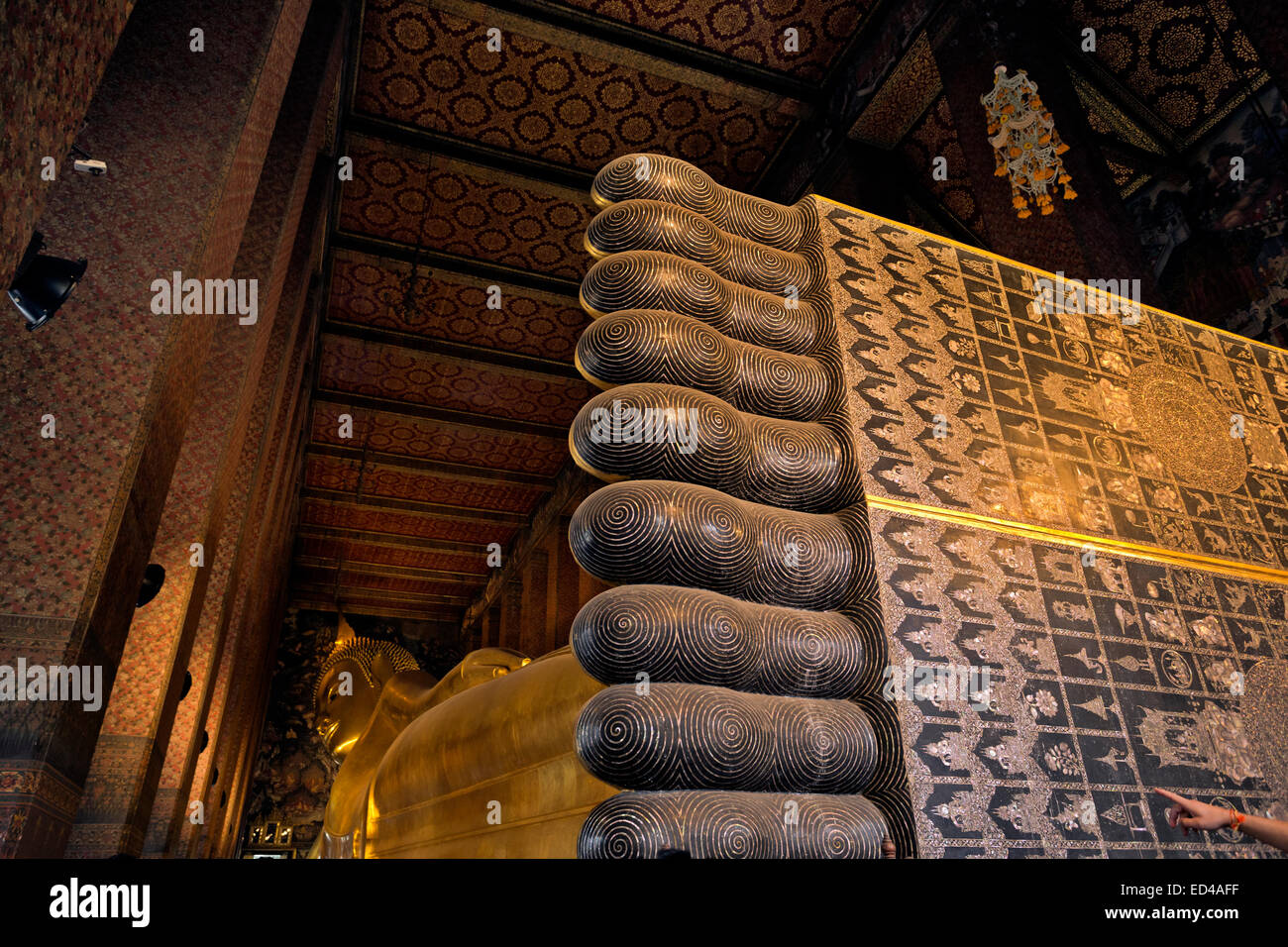 Thailandia - madre-perla intarsio illustrante il 108 differenti caratteristiche di buon auspicio di un Buddha sulla pianta del piede. Foto Stock