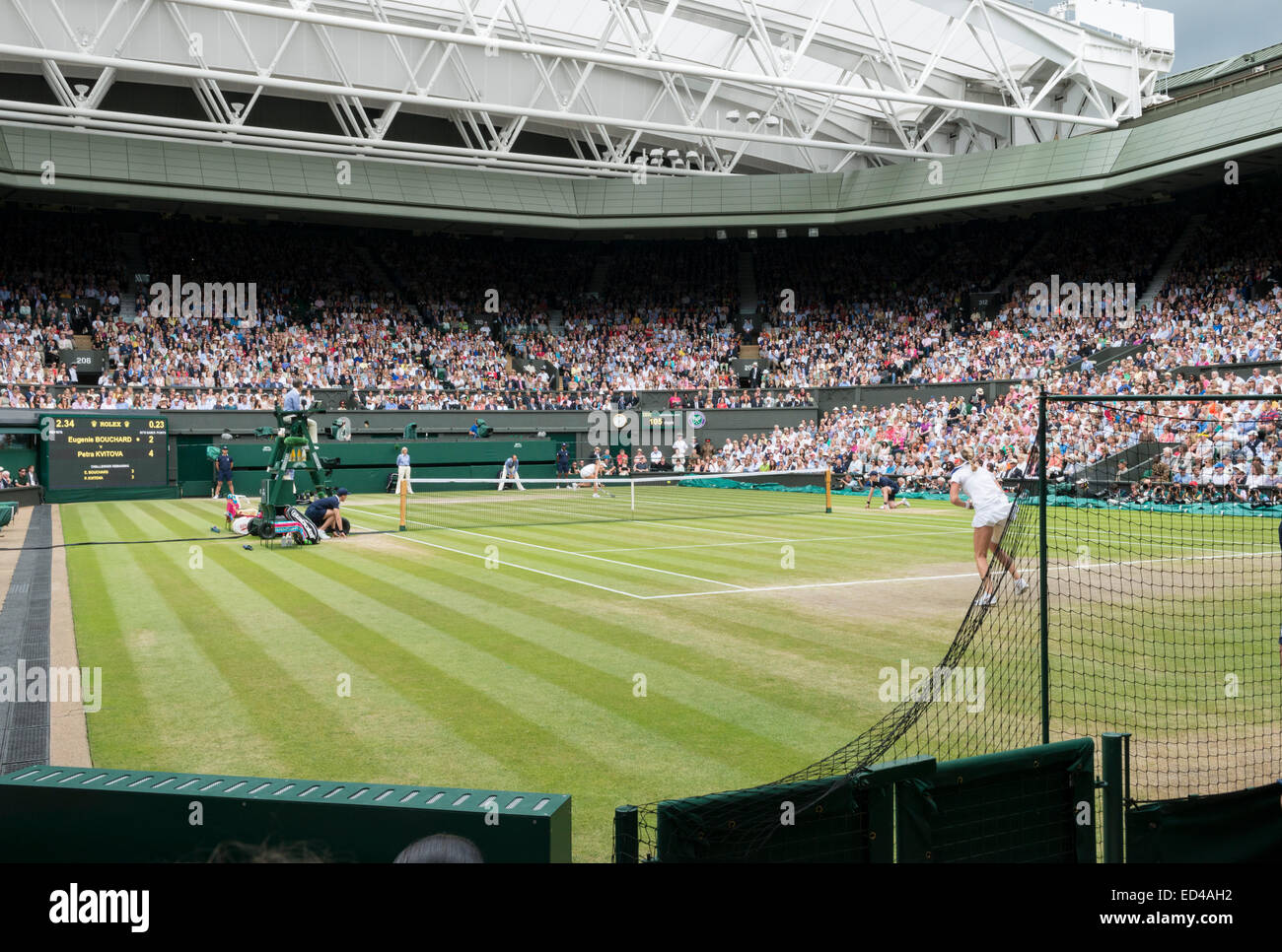 05.07.2014. Il torneo di Wimbledon Tennis Championships 2014 tenutosi presso il All England Lawn Tennis e Croquet Club di Londra, Inghilterra, Regno Unito. Ladies' Singles finale. Eugenie Bouchard (possono) [13] (Indossare visiera) v Petra KVITOVA CZE) [6] (indossando bandana). Foto Stock